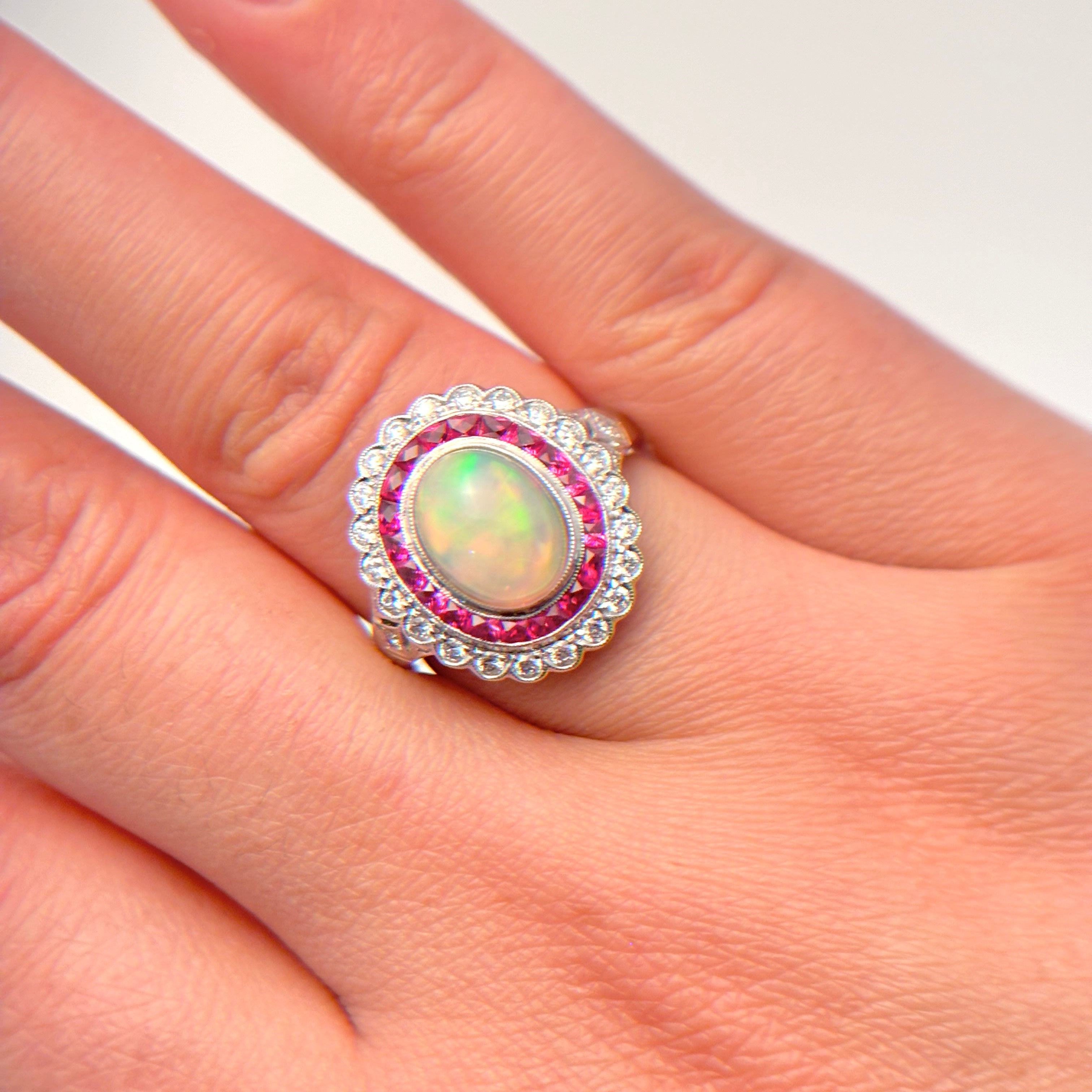 Bague en or blanc 18 carats, opale blanche, rubis et diamants | 1,80 ct, 1,0 ct au total, 0,34 ct au total | Taille 6,5 | 