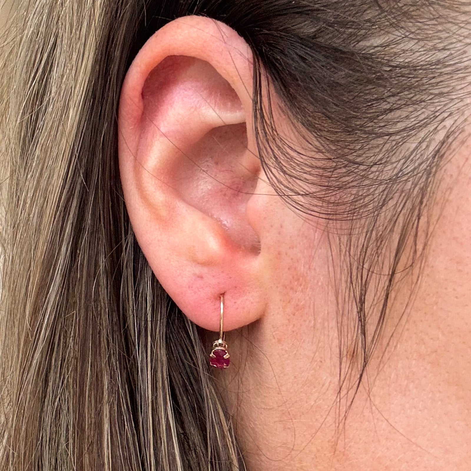 Boucles d'oreilles pendantes en rubis | 0,90 ct | 