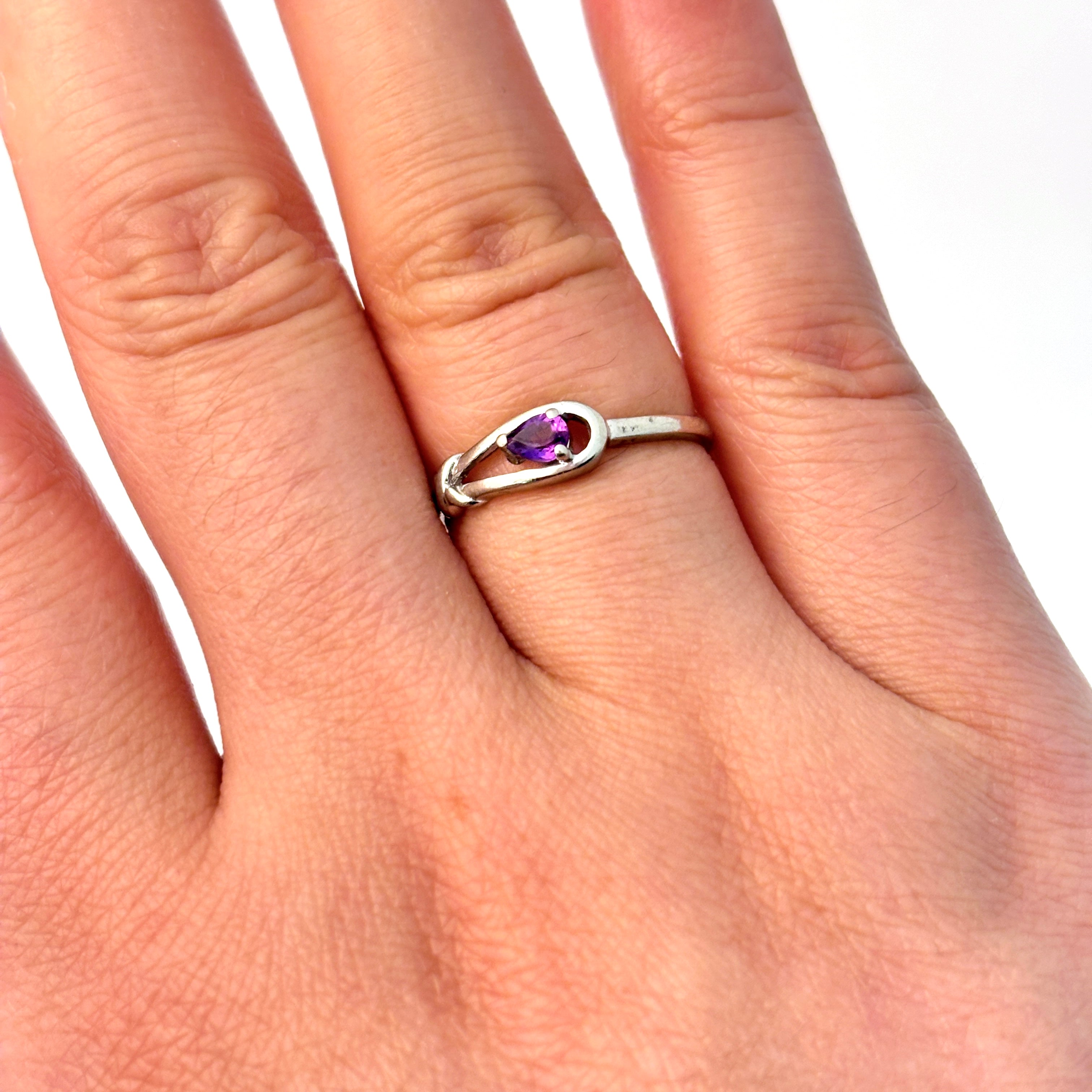 Bague en or jaune 10 carats et améthyste | 0,15 ct | Taille 5,75 