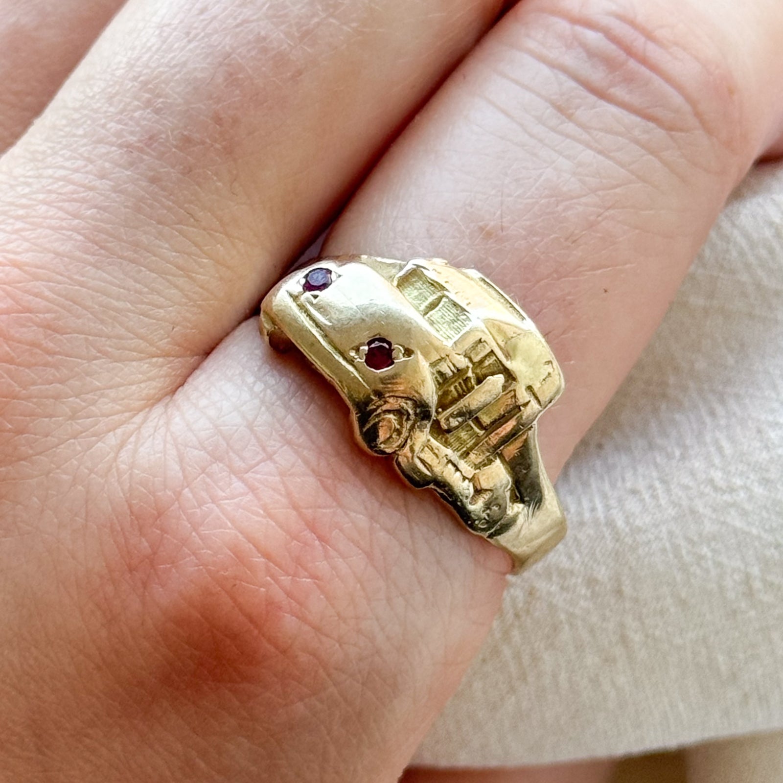 Bague en rubis synthétique sertie dans un camion | 0,07 ct | Taille 13 | 