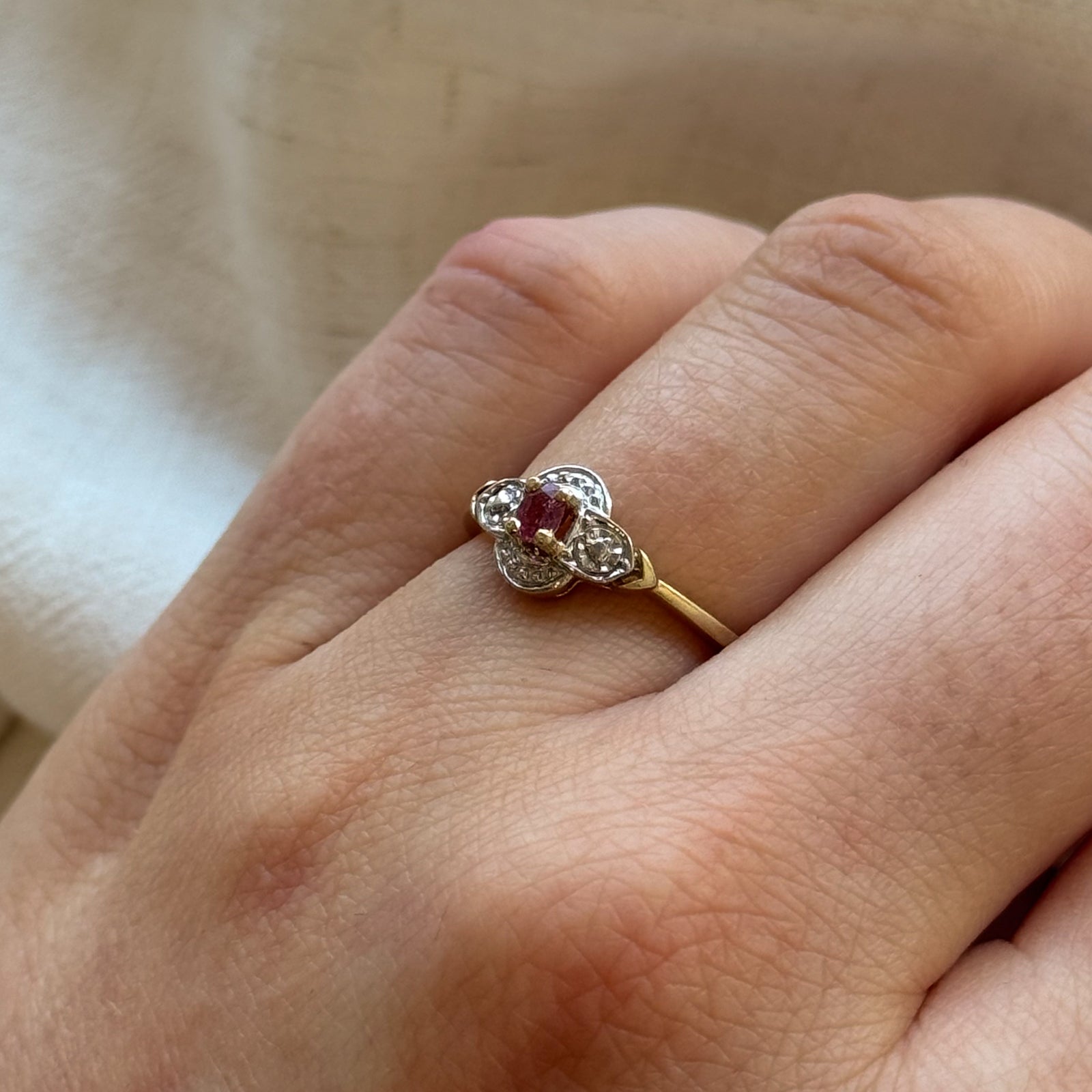 Bague en or bicolore et rubis | 0,14 ct | Taille 6 | 