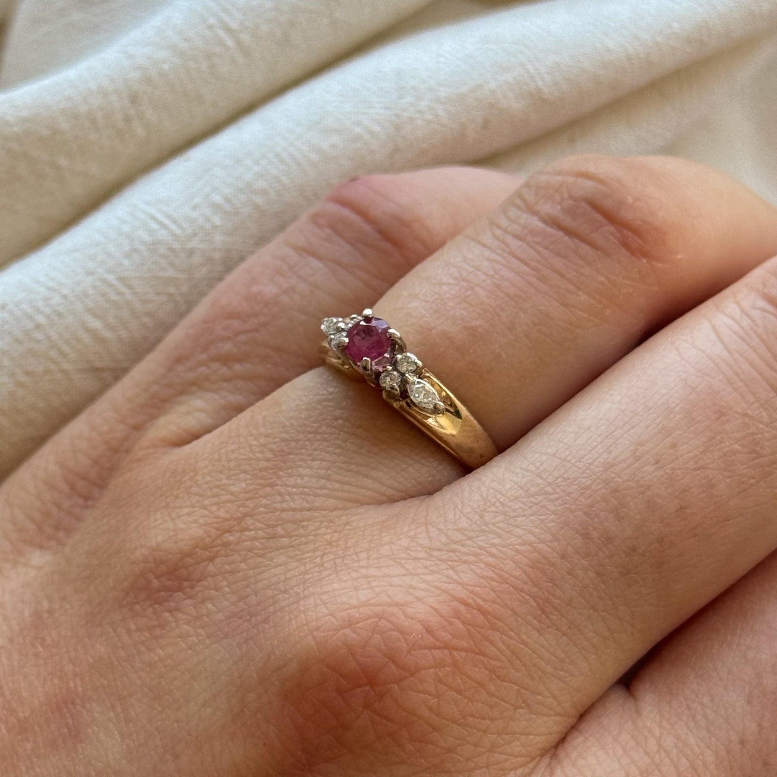 Bague rubis et diamants | 0,26 ct, 0,14 ct au total | Taille 5 | 