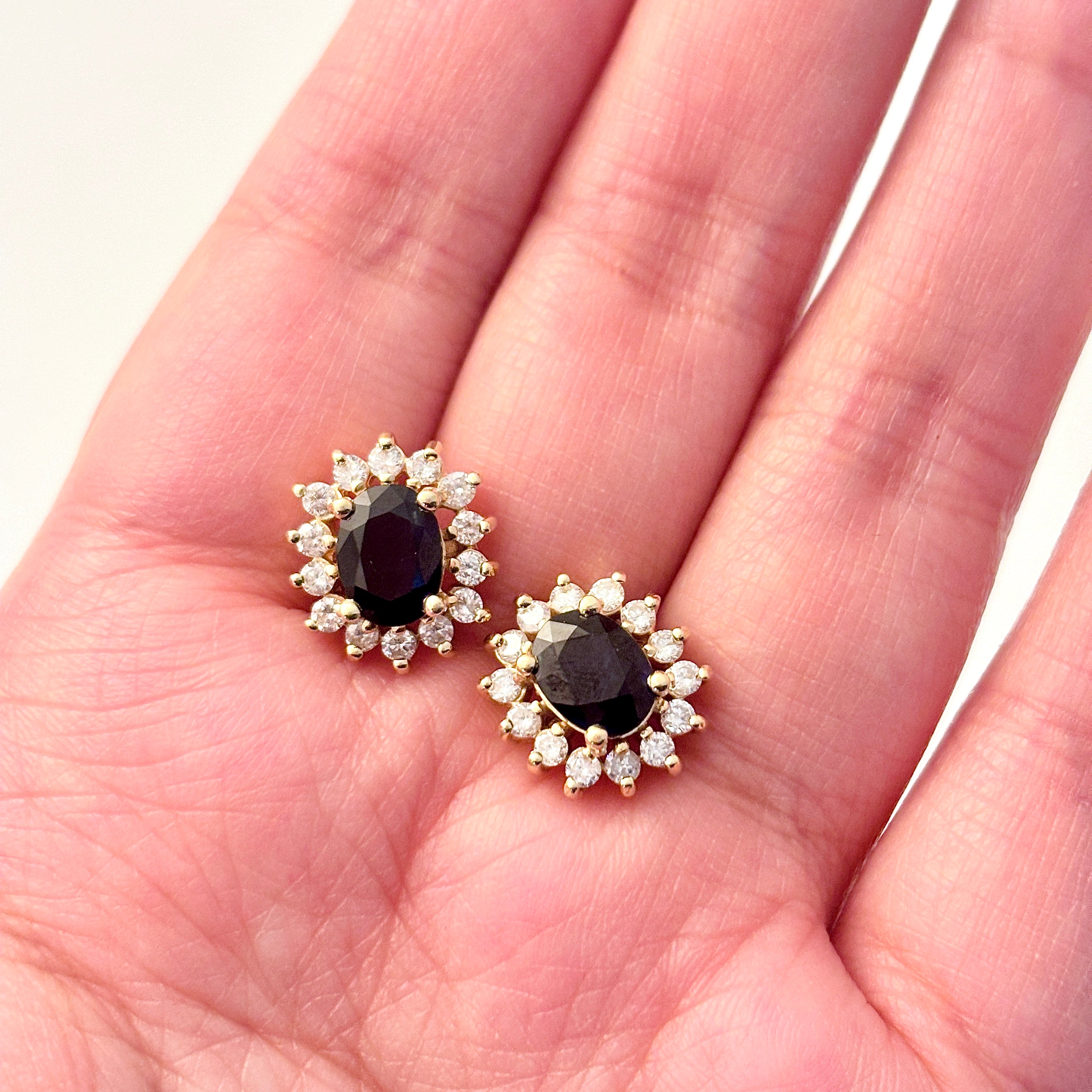 Boucles d'oreilles en or jaune 14 carats, saphirs et diamants | 2,42 ct au total, 0,76 ct au total |