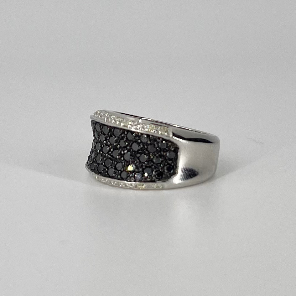 Black and Near Colourless Diamond Ring, 0.95 cwt