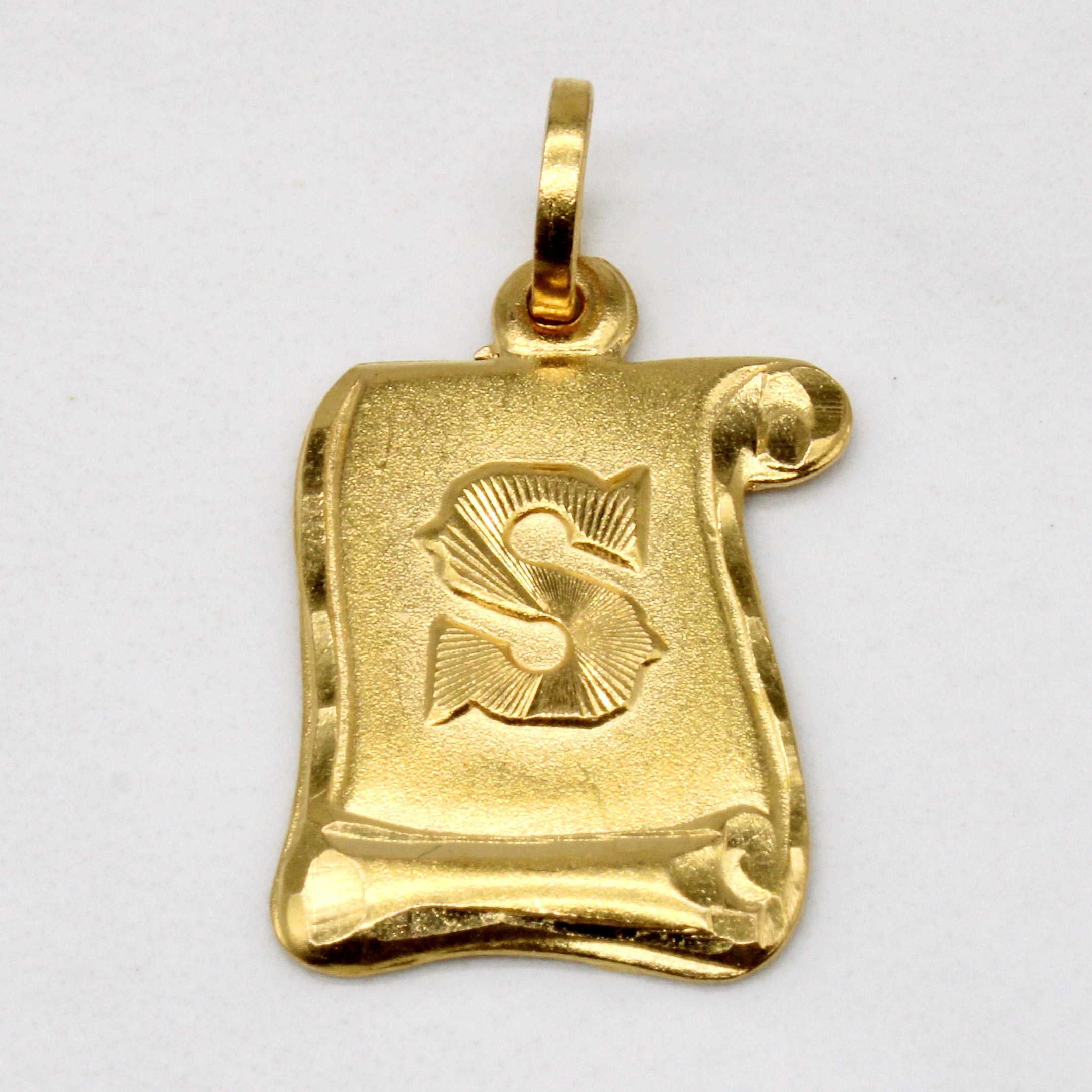 Pendentif en or jaune 22 carats avec initiale « S » en volute 