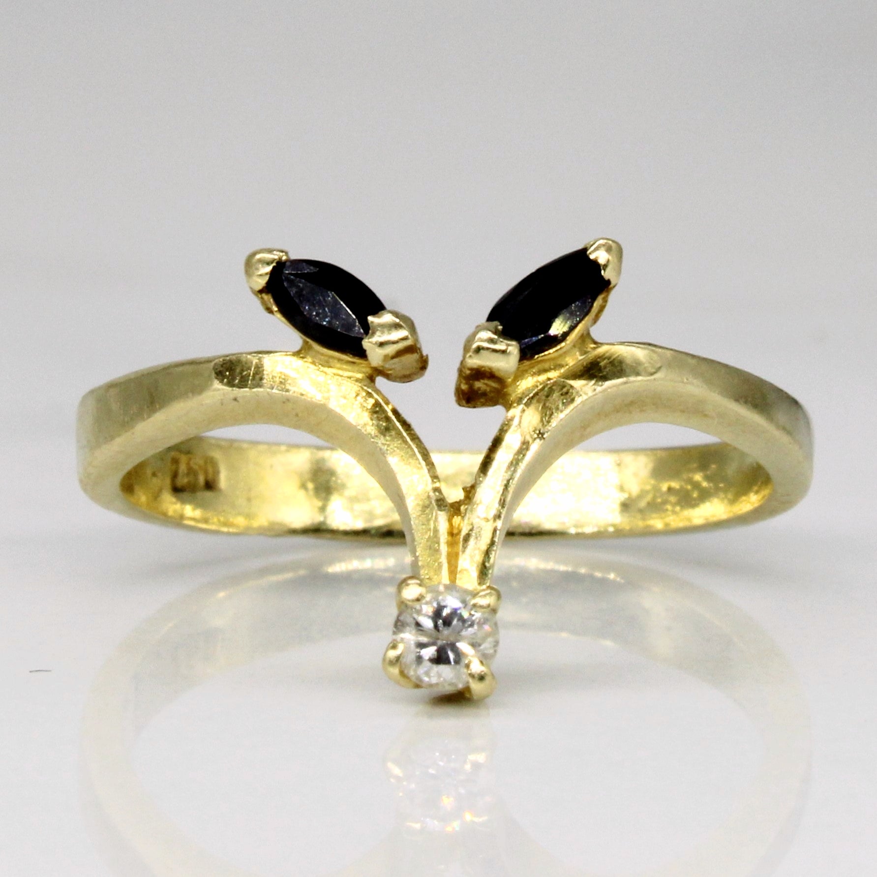 Bague saphir et diamants | 0,08 ct au total, 0,06 ct | Taille 6 | 
