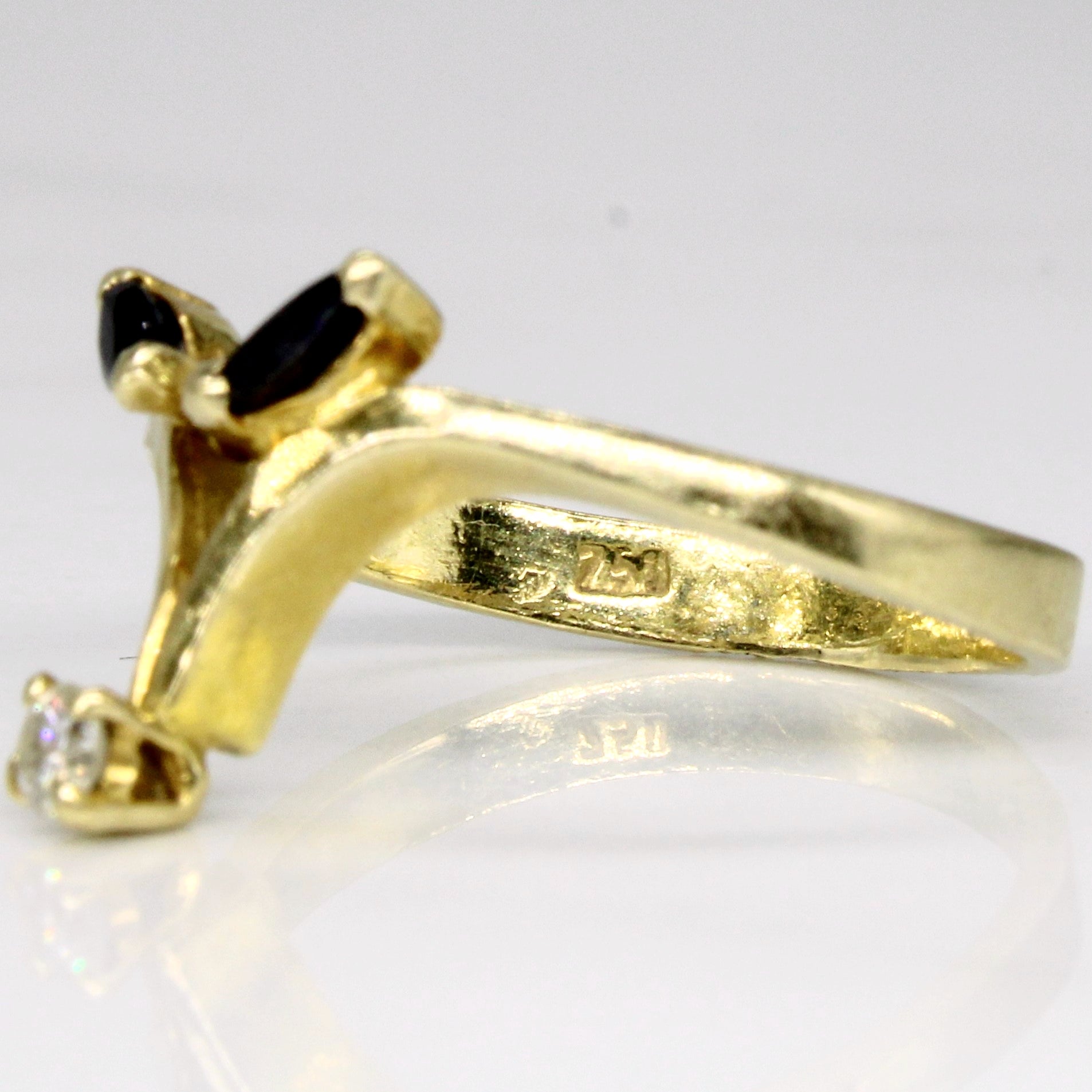 Bague saphir et diamants | 0,08 ct au total, 0,06 ct | Taille 6 | 