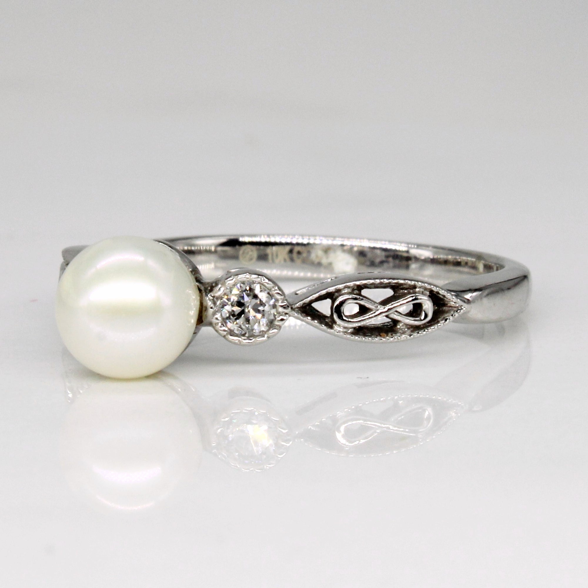 Pearl & Diamond Three Stone Ring | 0.10ctw | SZ 6.25 |