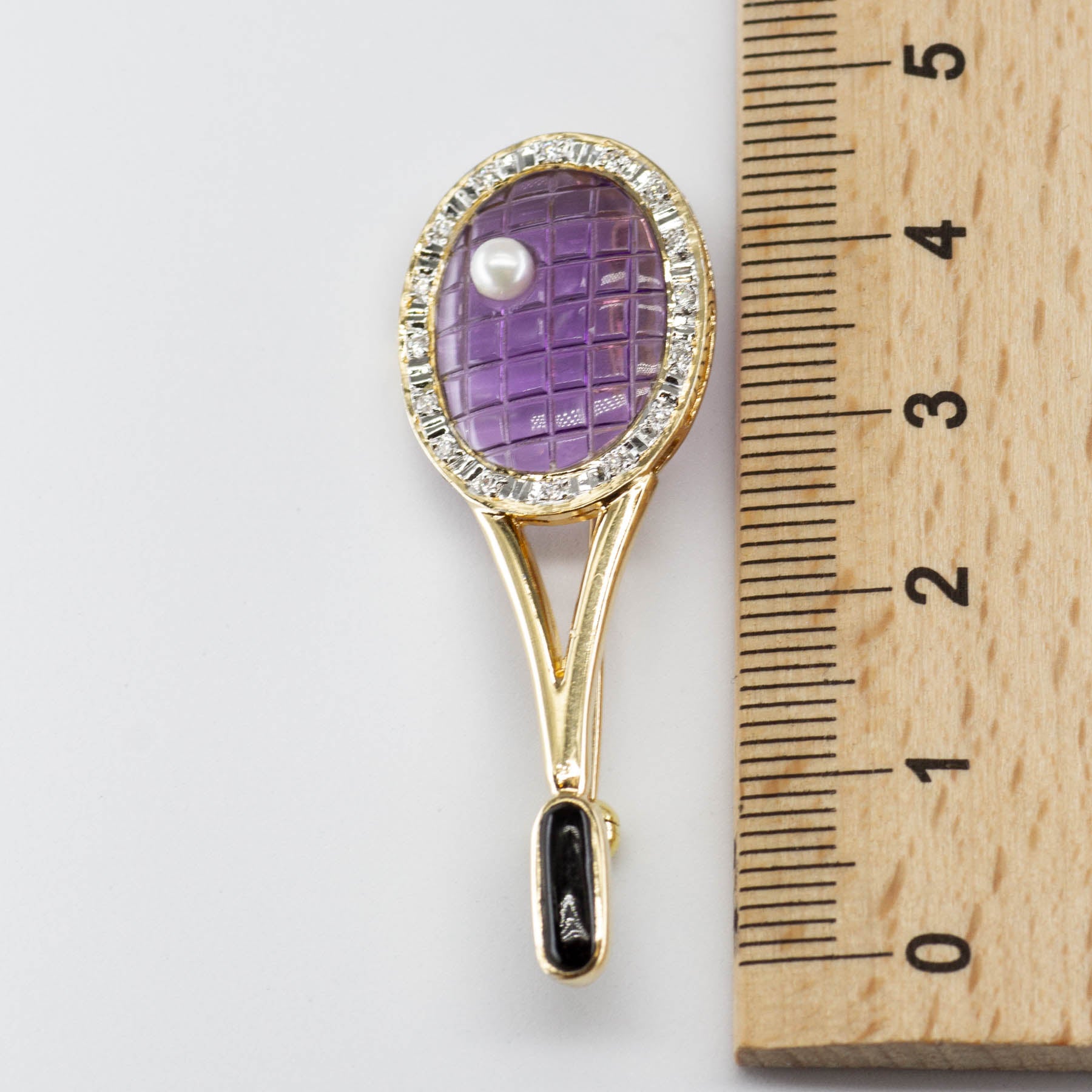 Broche raquette de tennis en or 14 carats, diamants et améthystes, ornée d'onyx et de perles | Améthyste de 2,5 carats 