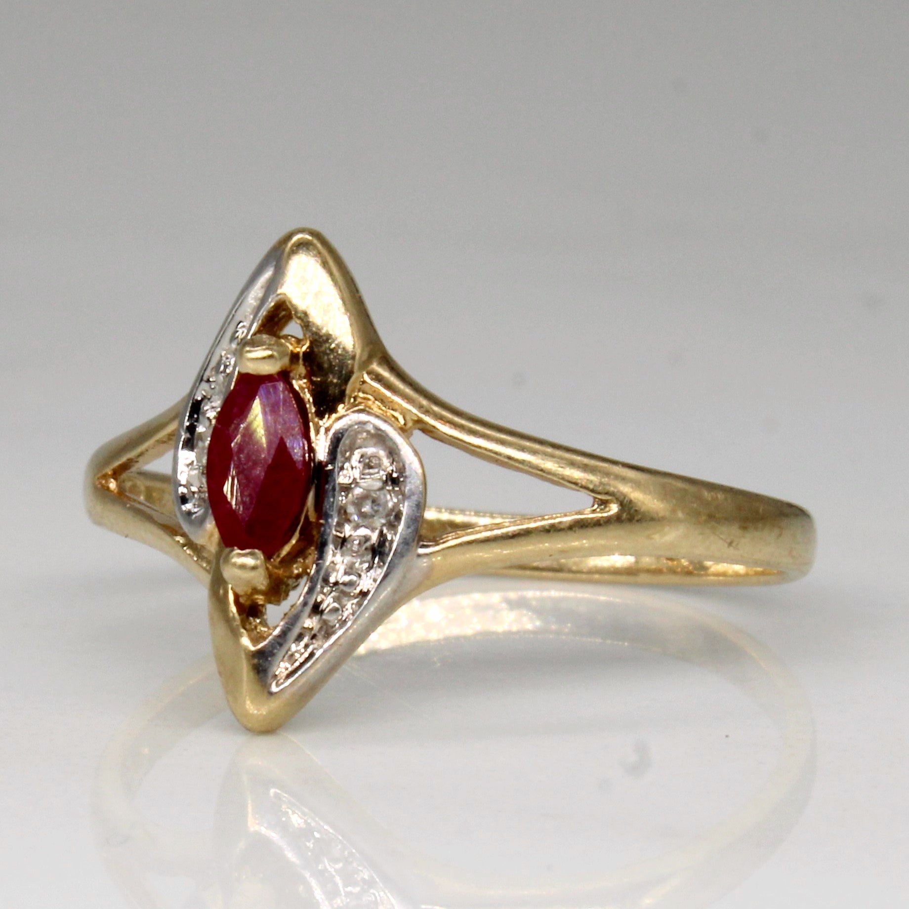 Bague en rubis synthétique et diamants | 0,24 ct, 0,02 ct au total | Taille 7 | 