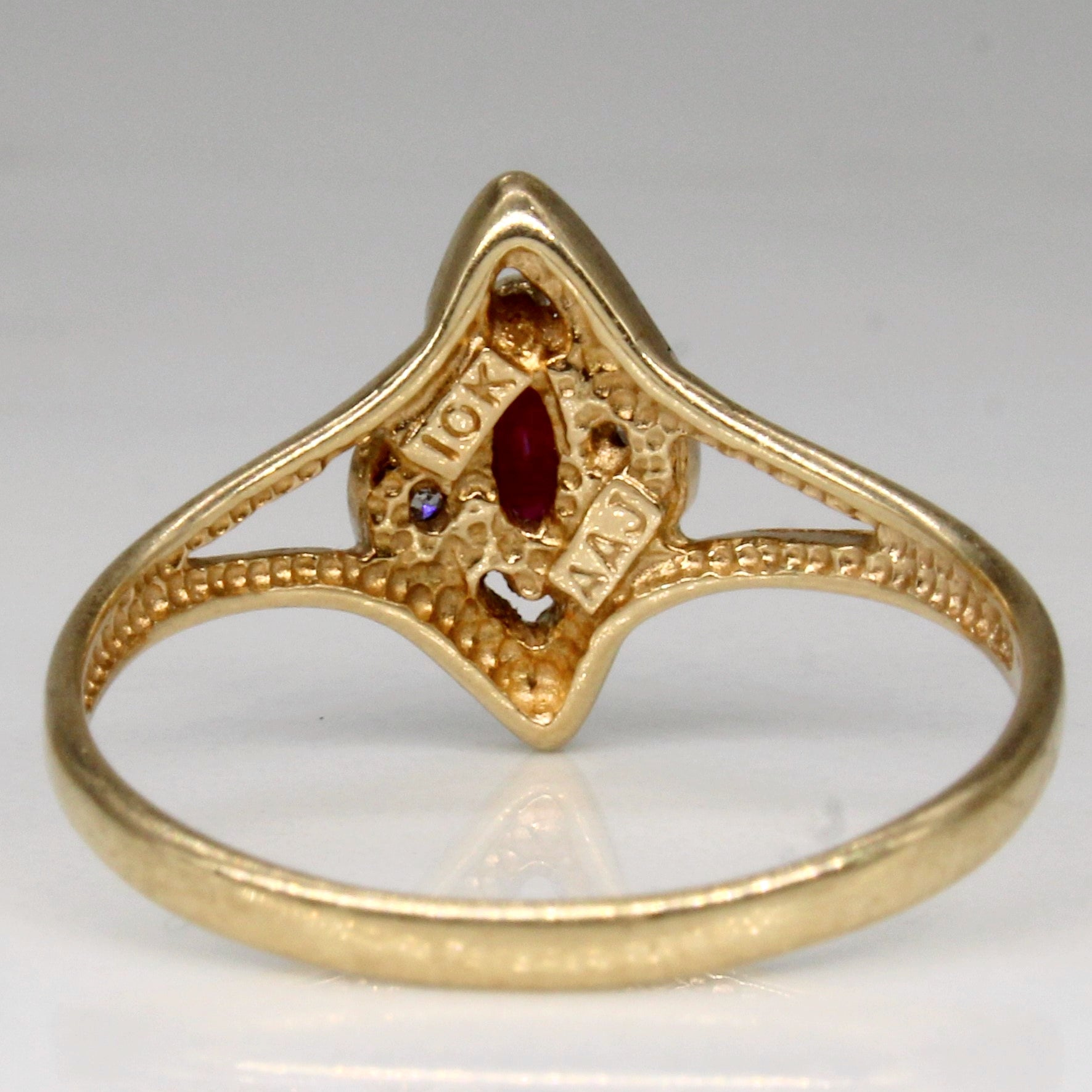 Bague en rubis synthétique et diamants | 0,24 ct, 0,02 ct au total | Taille 7 | 