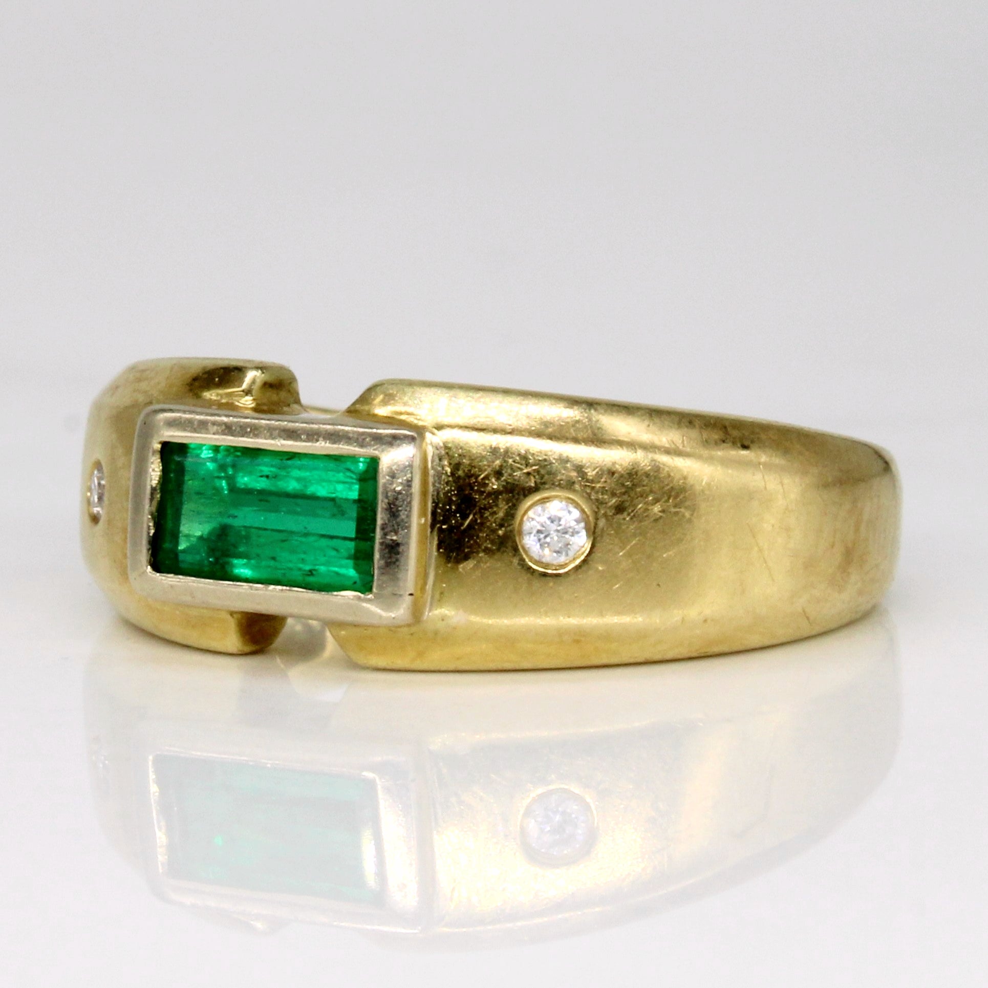 Bague émeraude et diamants | 0,70 ct, 0,04 ct au total | Taille 7,75 | 