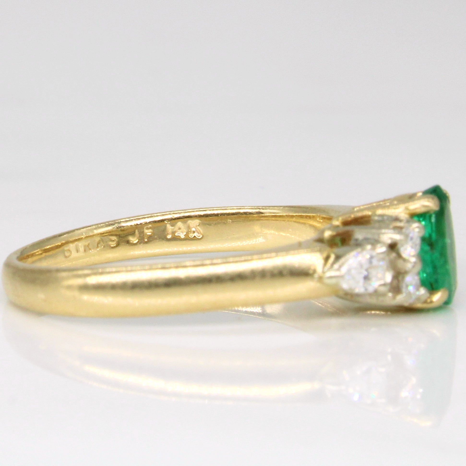 Bague émeraude et diamants | 0,30 ct, 0,21 ct au total | Taille 5,75 | 