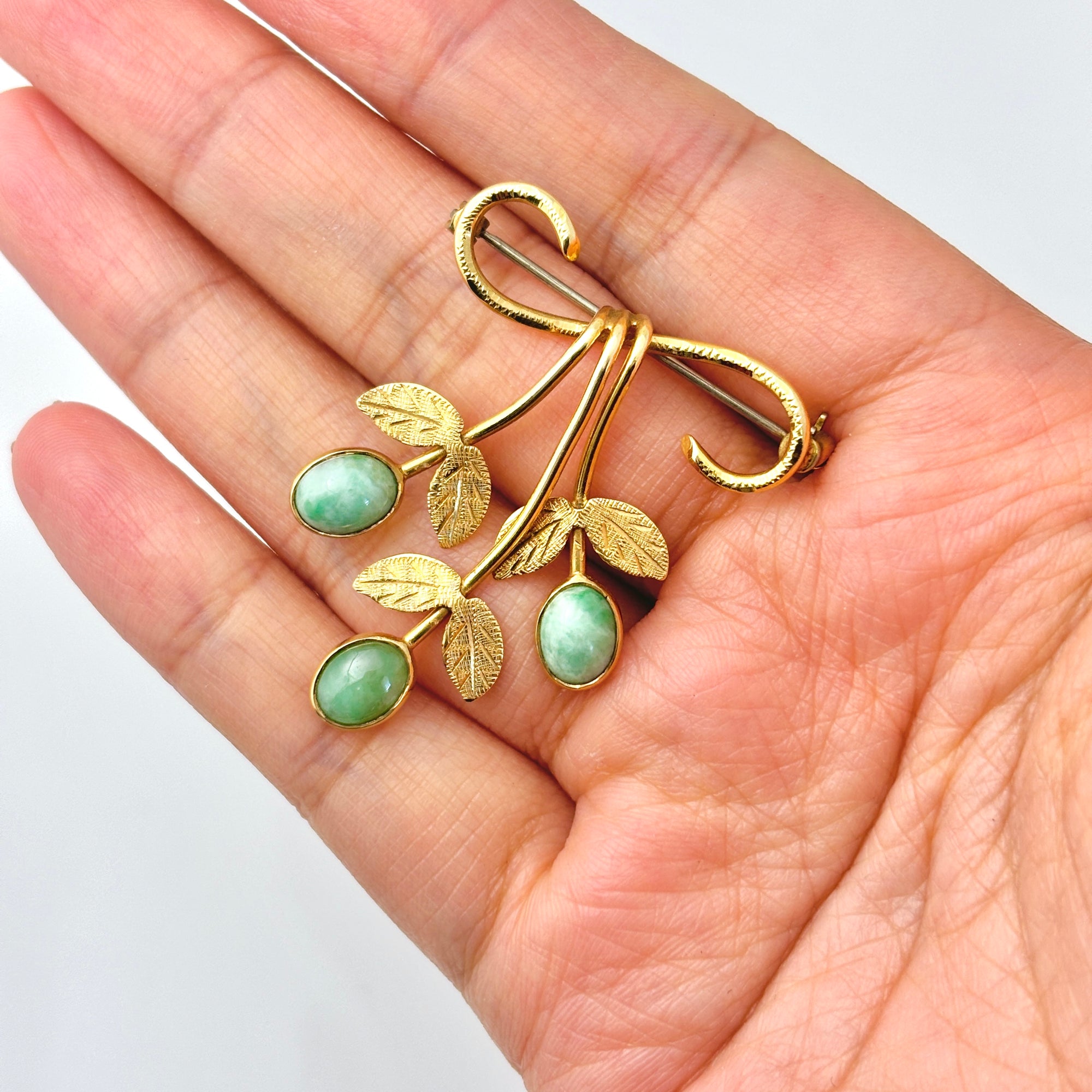 14k Yellow Gold Light Green Jadeite Floral Brooch