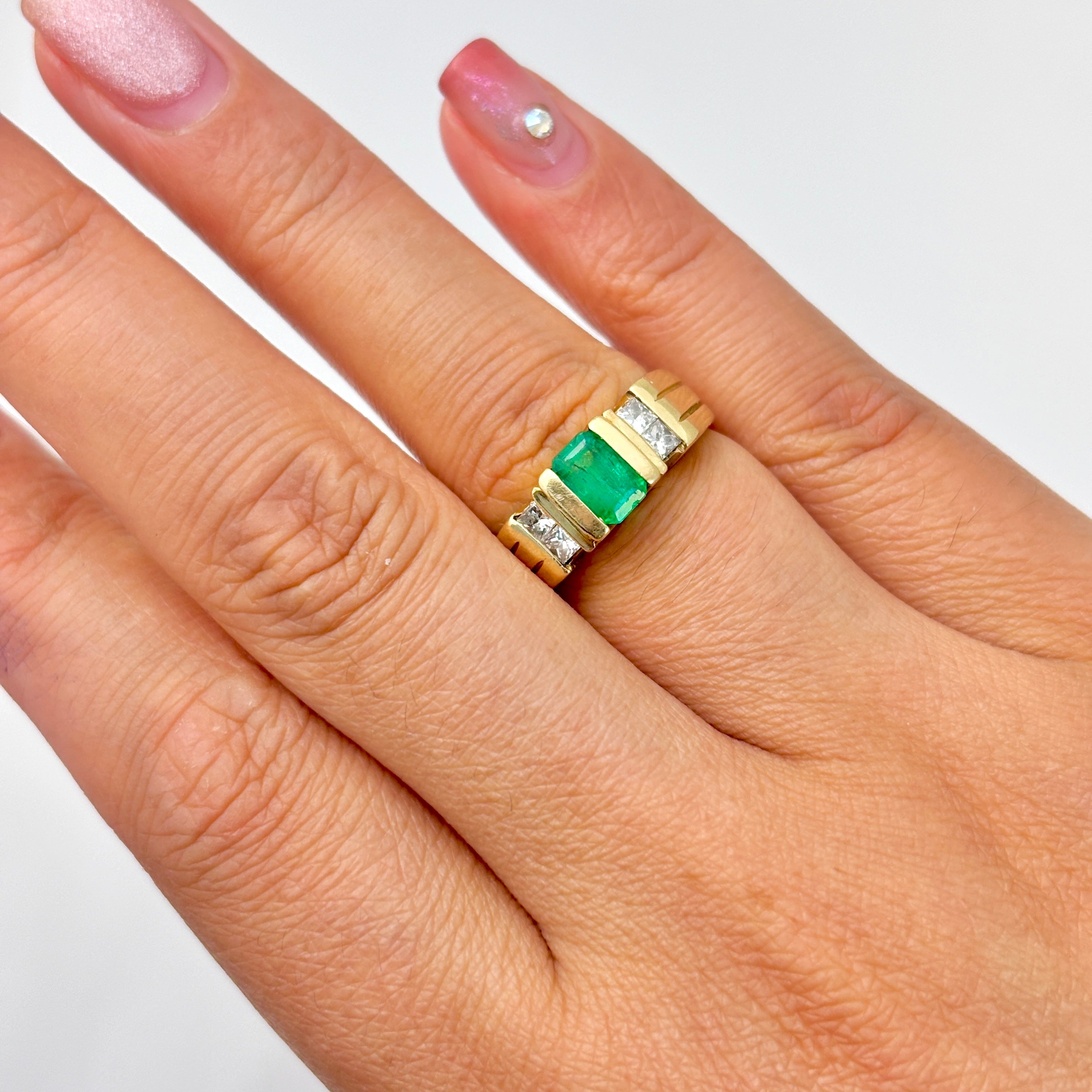 Bague en or jaune 14 carats, émeraude et diamants | 1,02 ct, 0,27 ct au total | Taille 4,75 