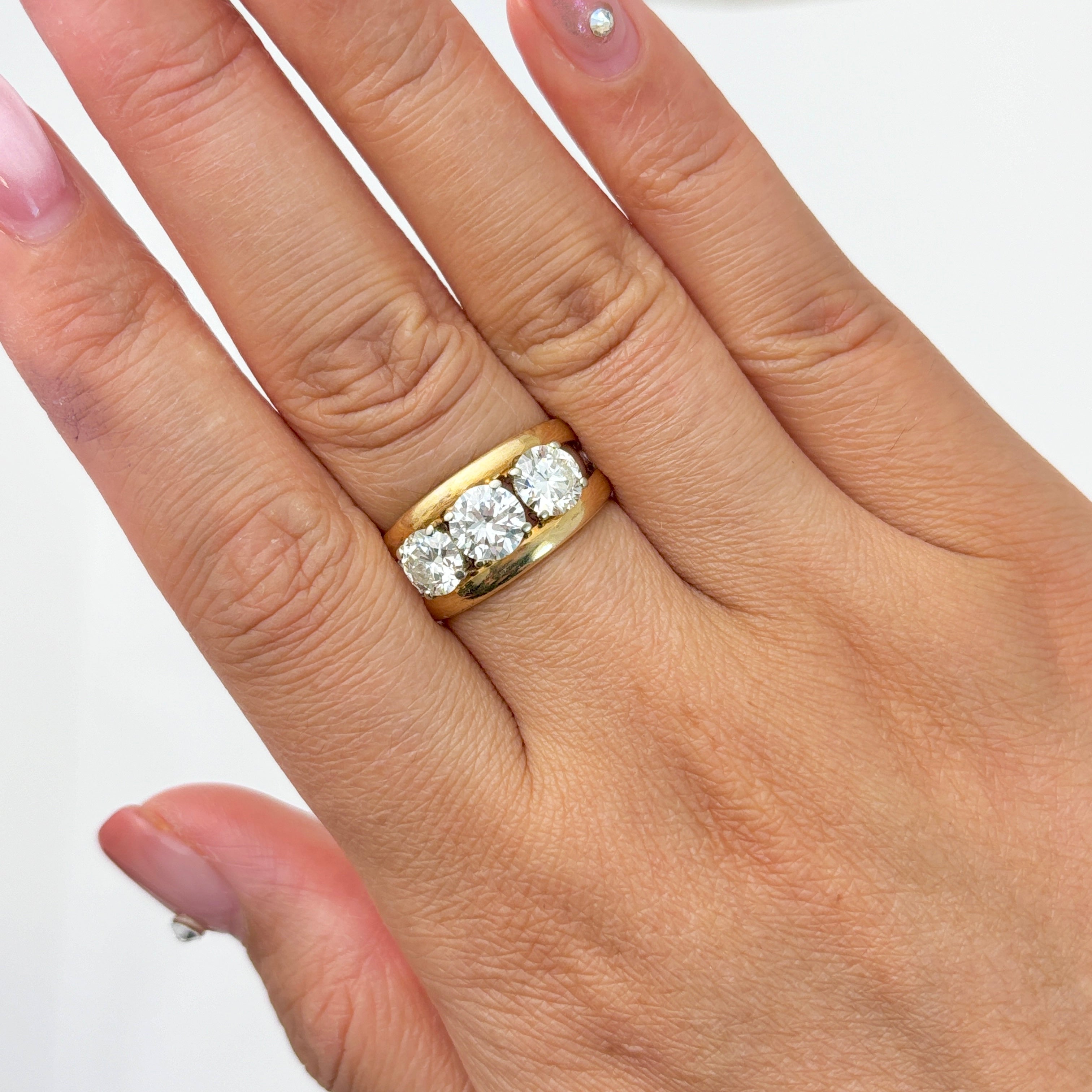 Bague trois diamants en or jaune poinçonné viennois des années 1930 | 2,61 ct au total, pureté SI2-I1, couleur H/I | Taille 7 