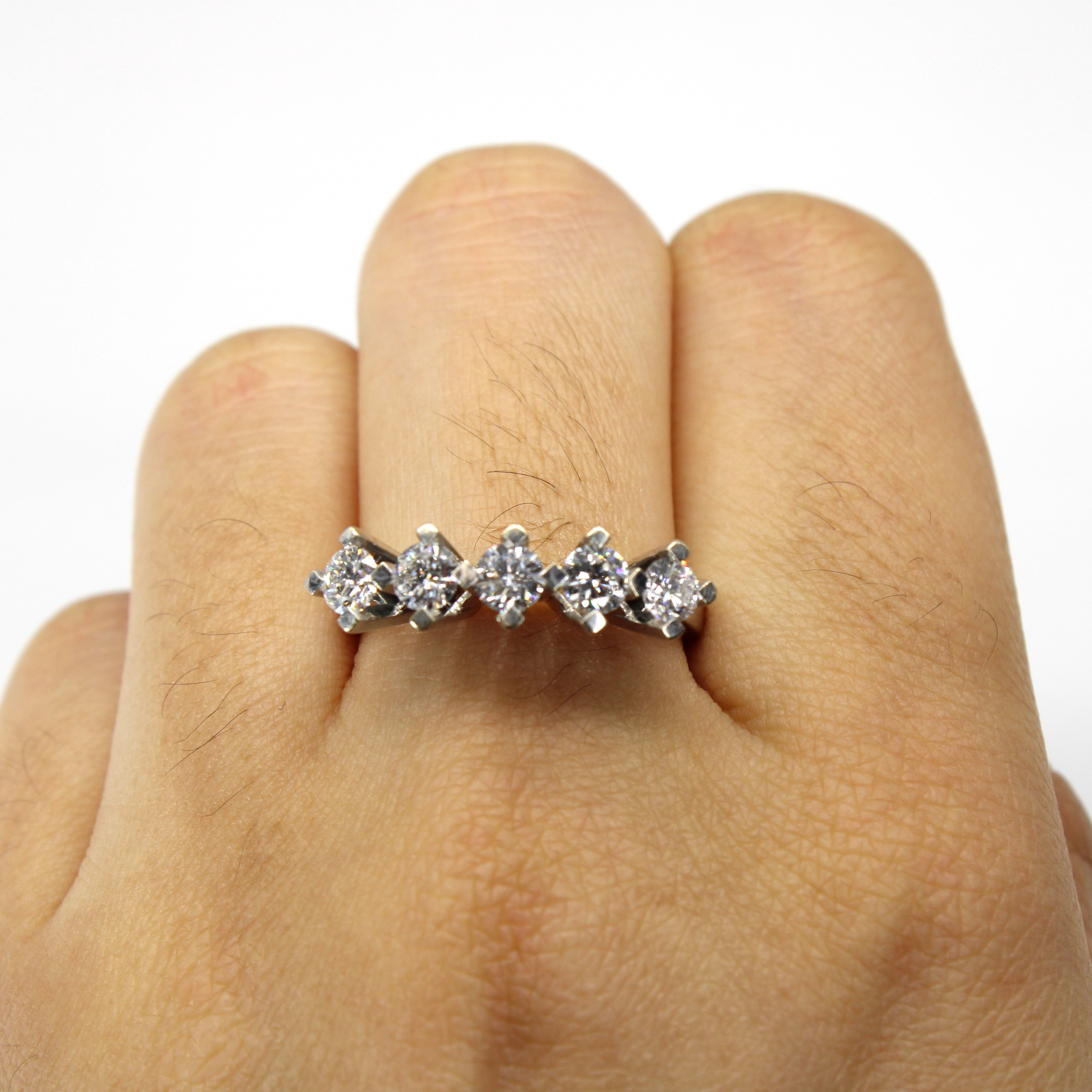 Bague en or 18 carats sertie de cinq diamants | 1 ct au total | Taille 8,25 | 