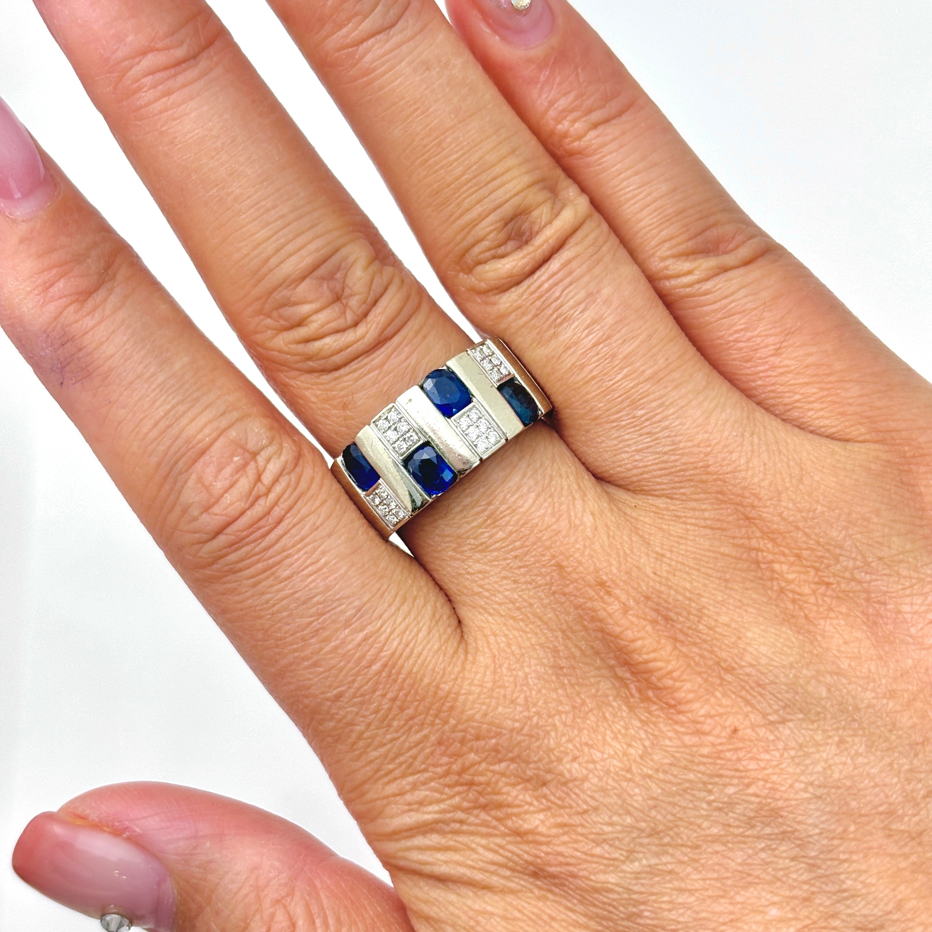 Bague en or blanc 14 carats, saphirs et diamants | 1,82 ct au total, 0,15 ct au total | Taille 8,75 