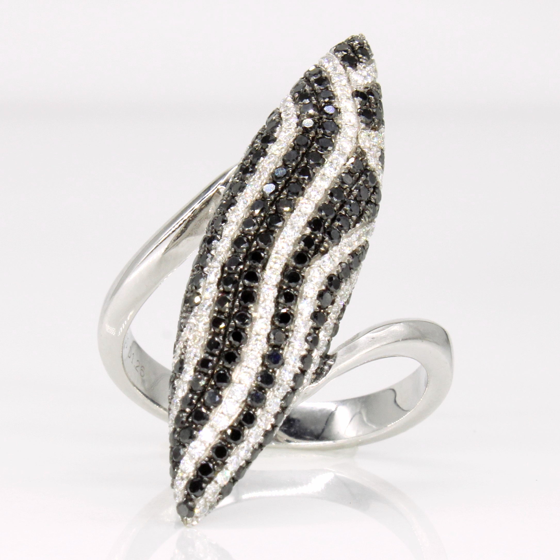 Bague sertie de diamants noirs et blancs pavés | 0,70 ct, 0,56 ct | Taille 6,75 | 