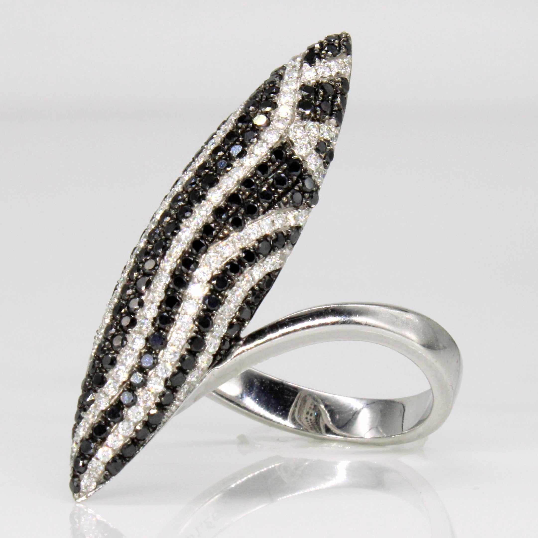 Bague sertie de diamants noirs et blancs pavés | 0,70 ct, 0,56 ct | Taille 6,75 | 
