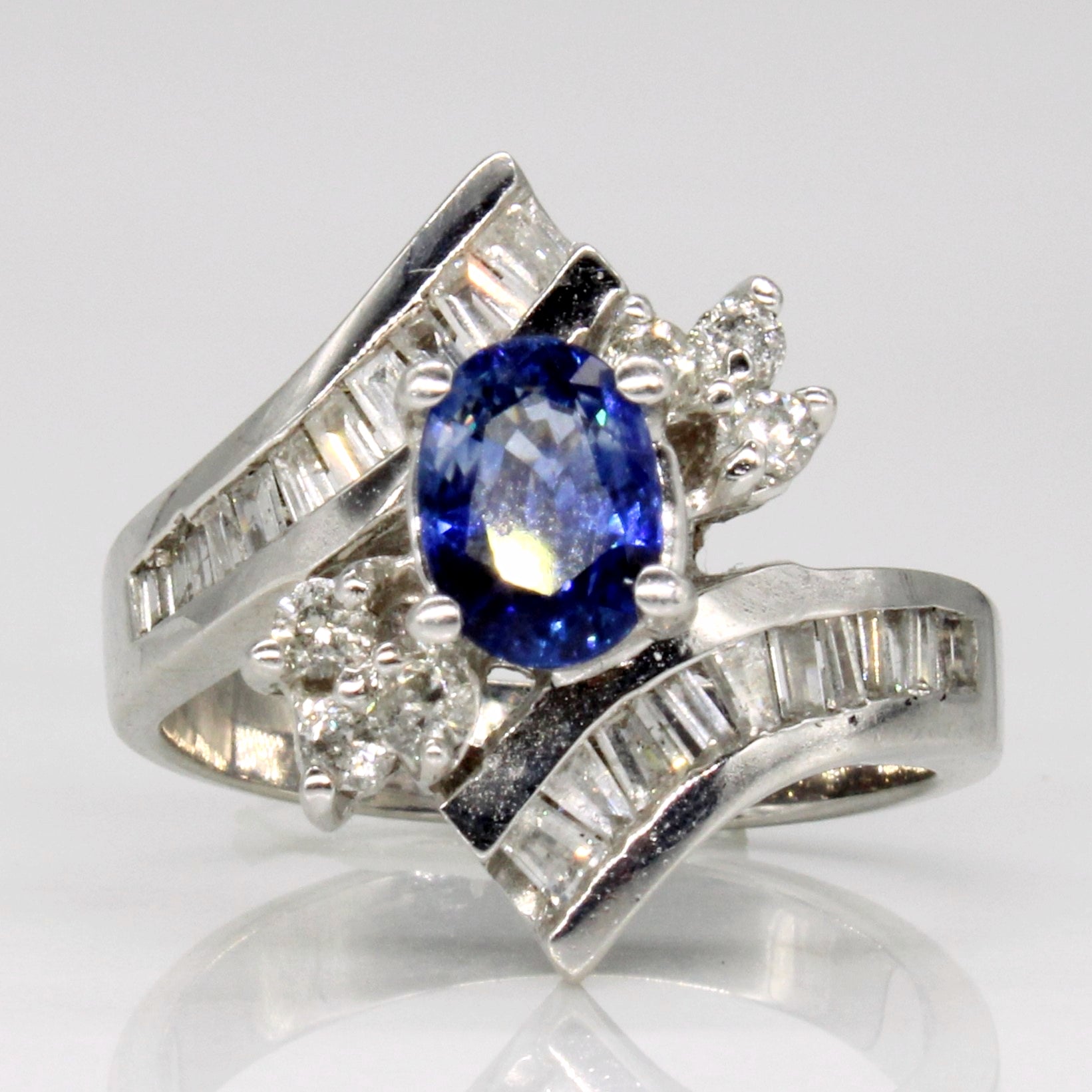 Bague cascade saphir et diamants | 0,99 ct, 0,68 ct au total | Taille 6 | 