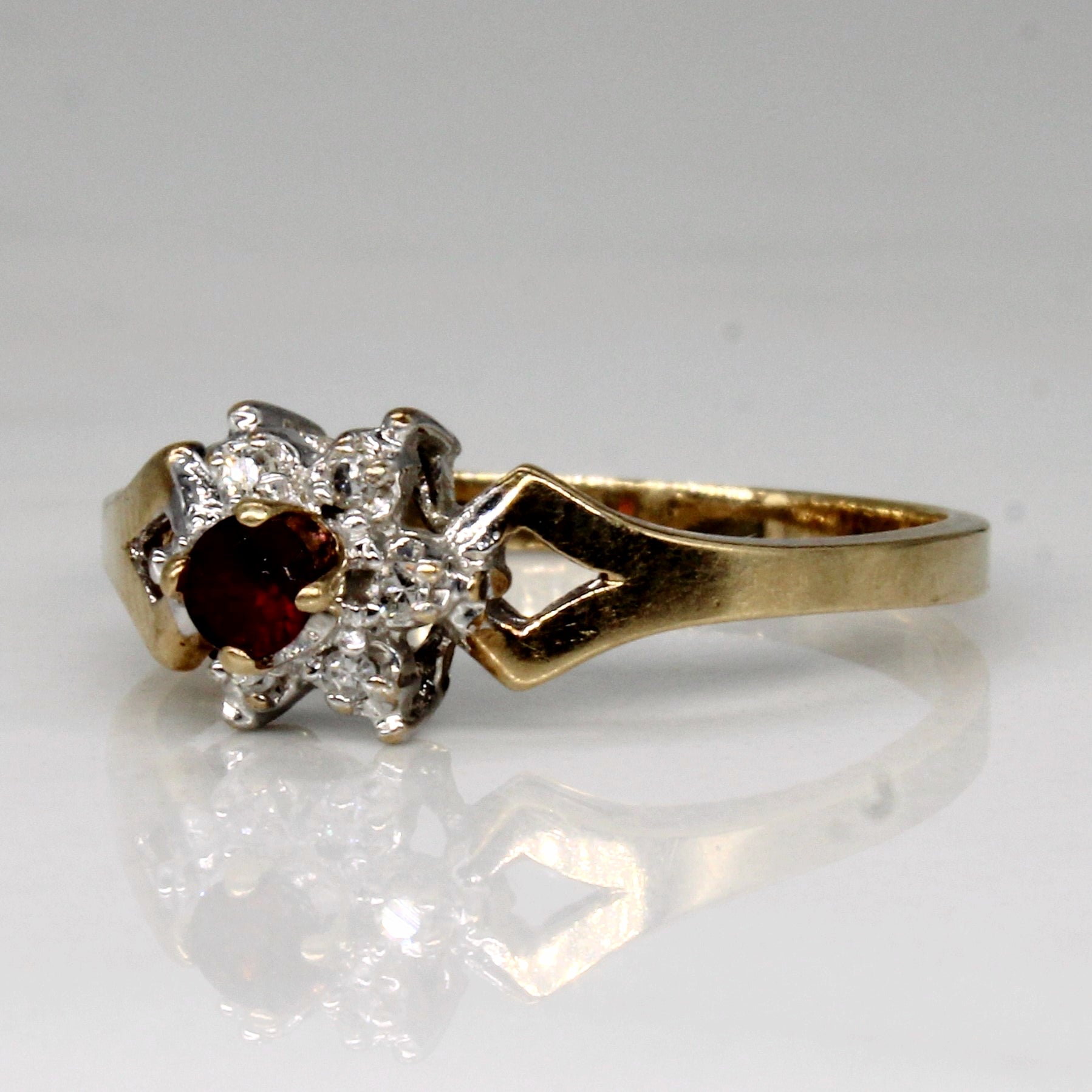 Bague sertie de grenats et de diamants | 0,09 ct, 0,03 ct au total | Taille 6,75 | 