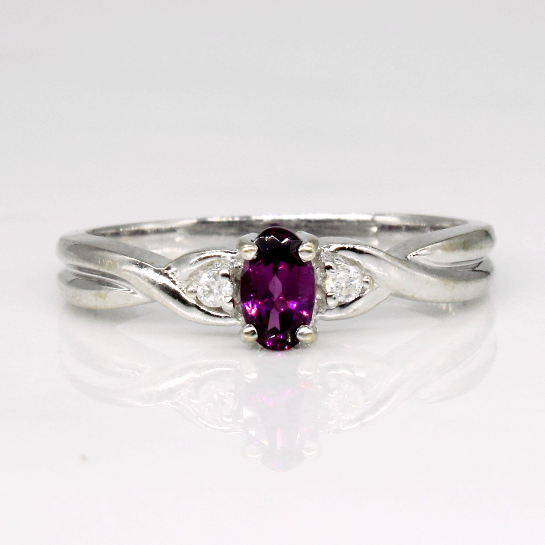 Bague en grenat et diamants | 0,25 ct, 0,03 ct au total | Taille 5,75 | 