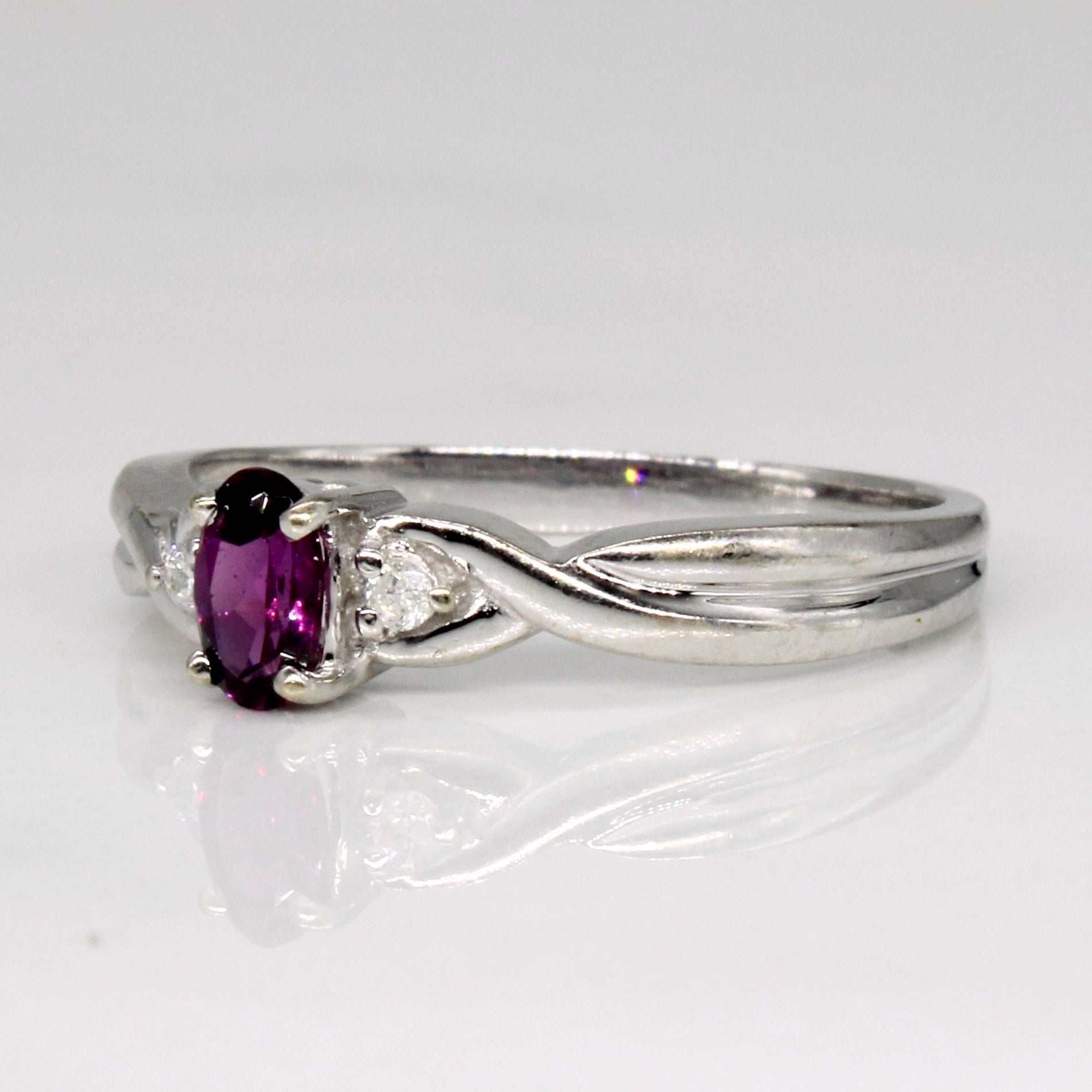 Bague en grenat et diamants | 0,25 ct, 0,03 ct au total | Taille 5,75 | 