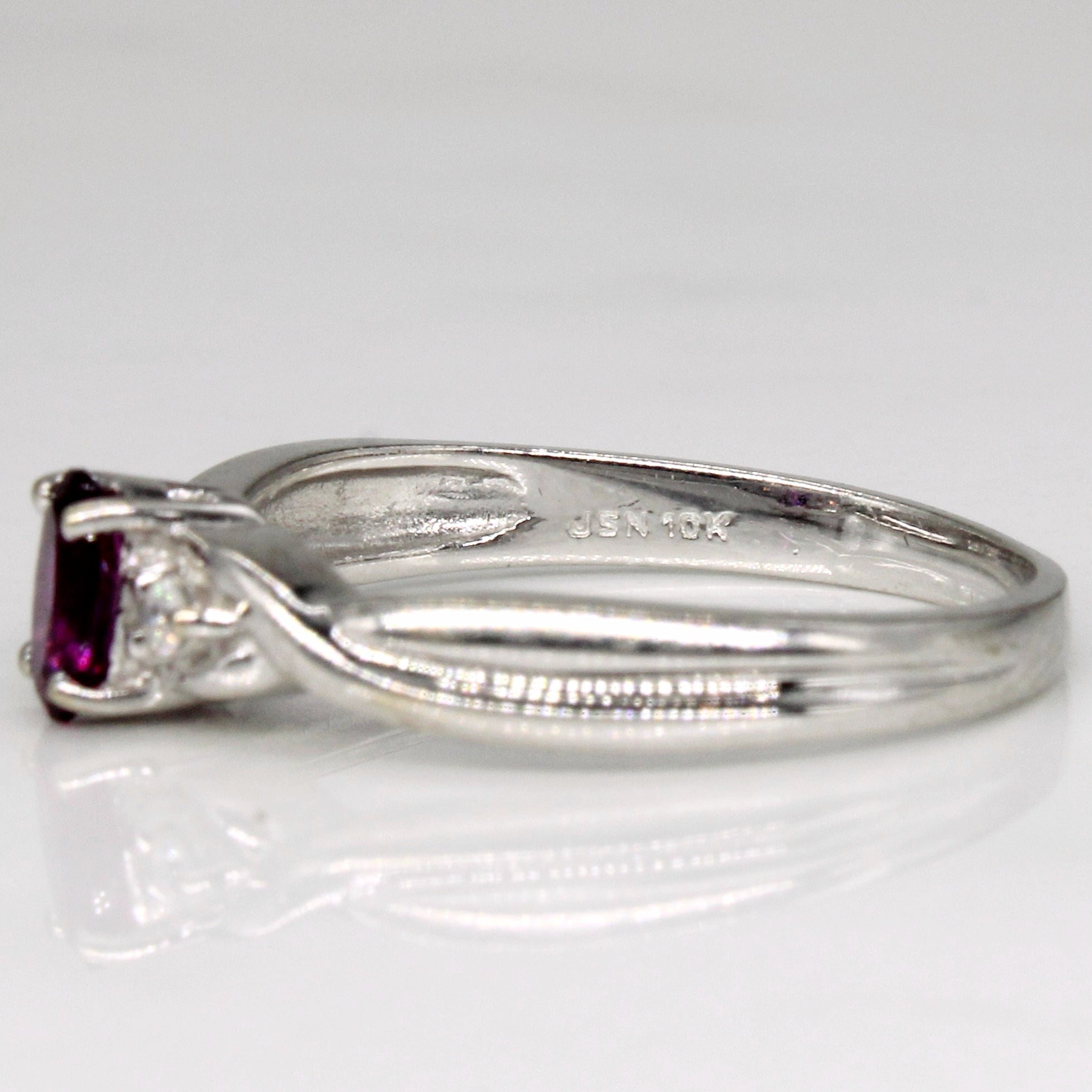 Bague en grenat et diamants | 0,25 ct, 0,03 ct au total | Taille 5,75 | 