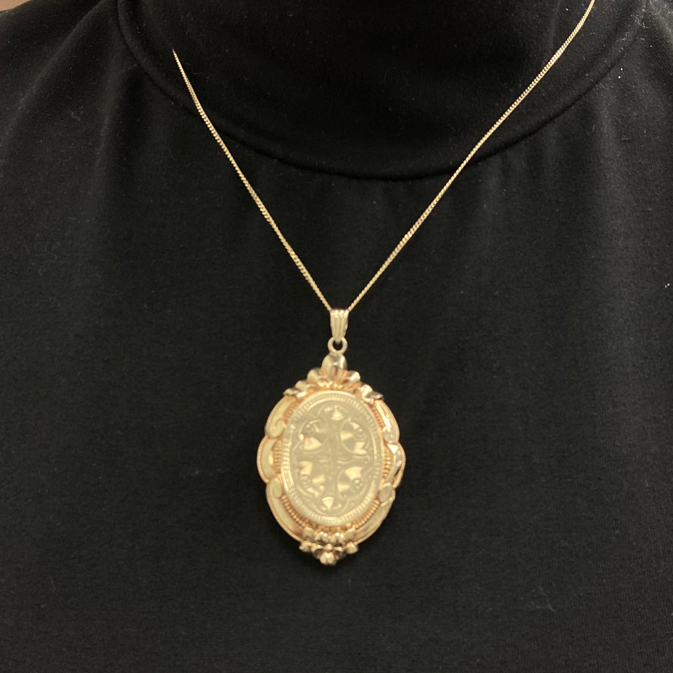 Early Mid Century Enamelled Floral Locket | 0.02ct |