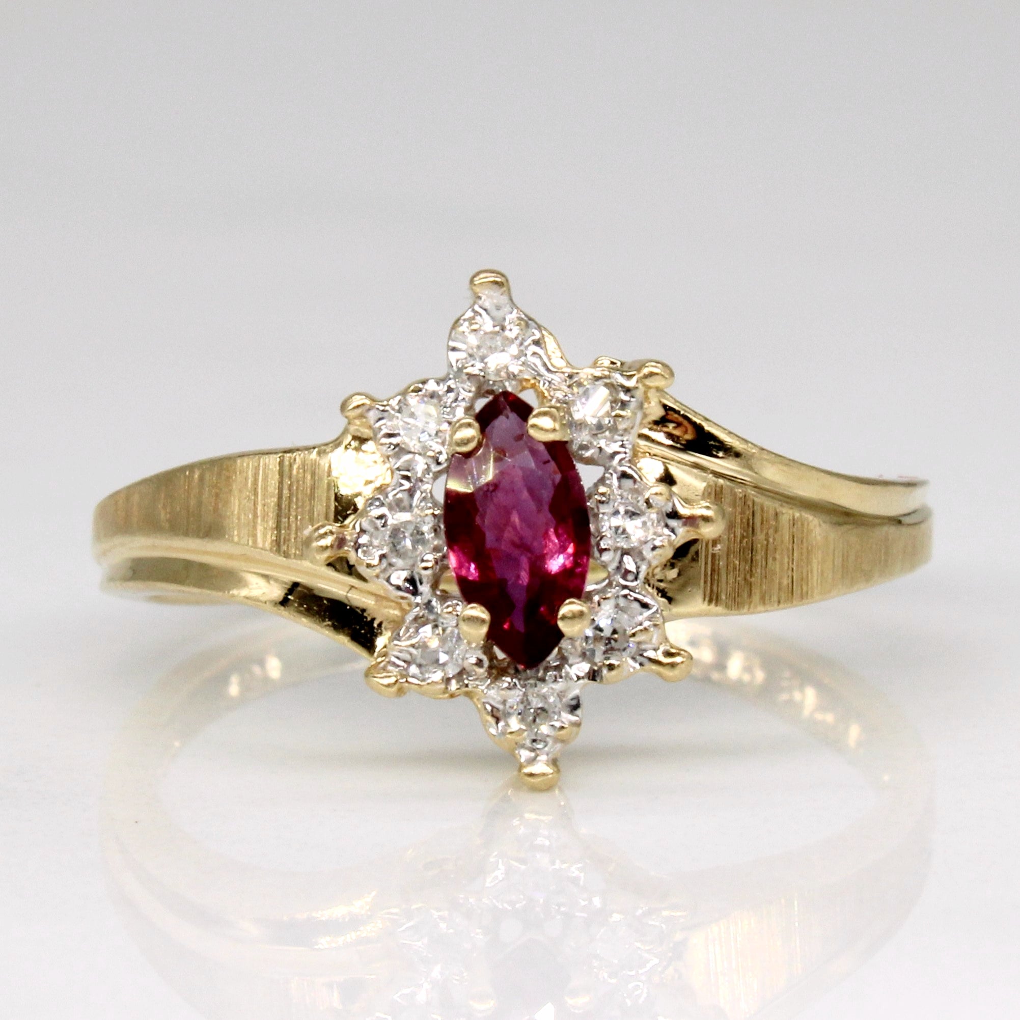 Bague sertie d'un halo de rubis et de diamants | 0,18 ct, 0,04 ct au total | Taille 6,75 | 