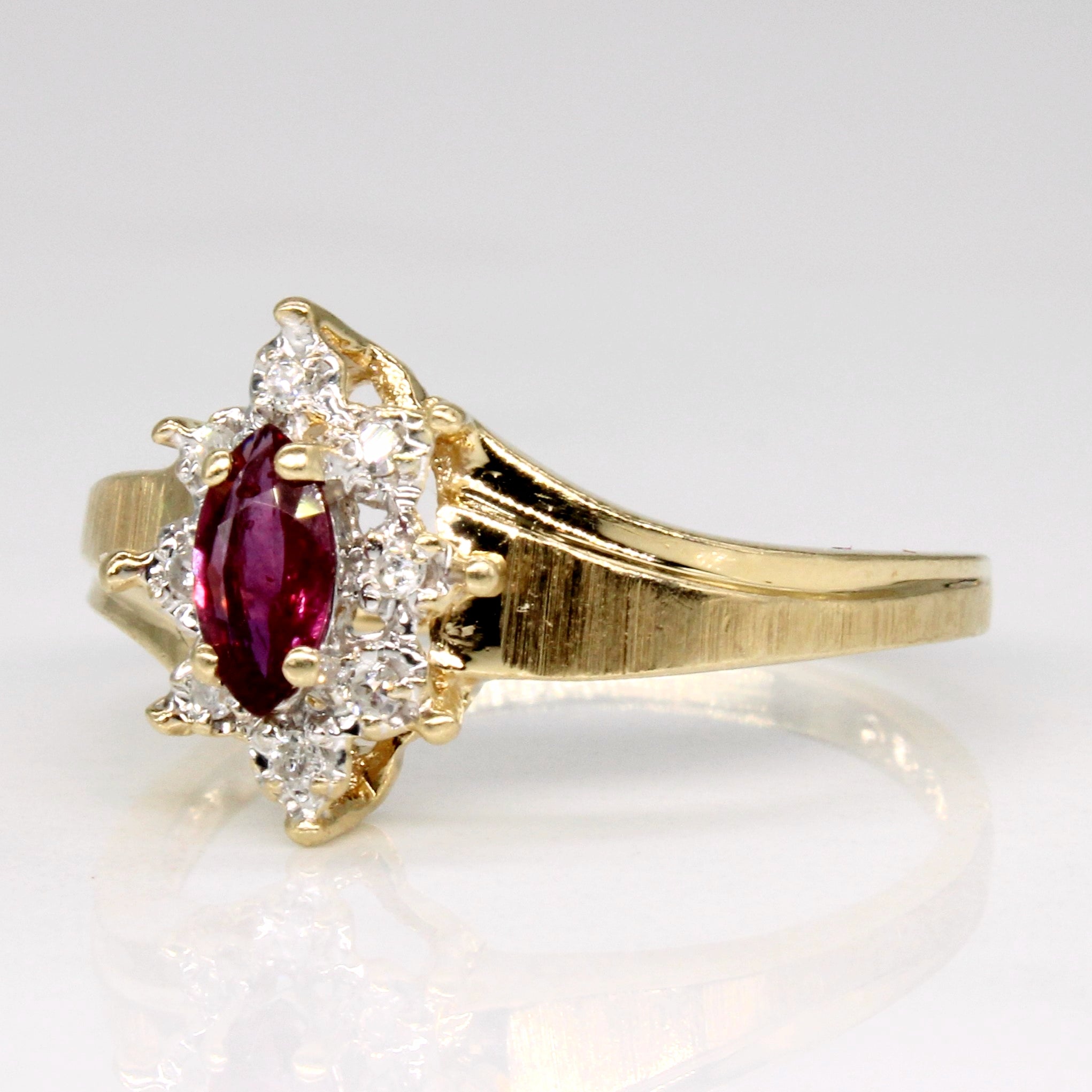 Bague sertie d'un halo de rubis et de diamants | 0,18 ct, 0,04 ct au total | Taille 6,75 | 