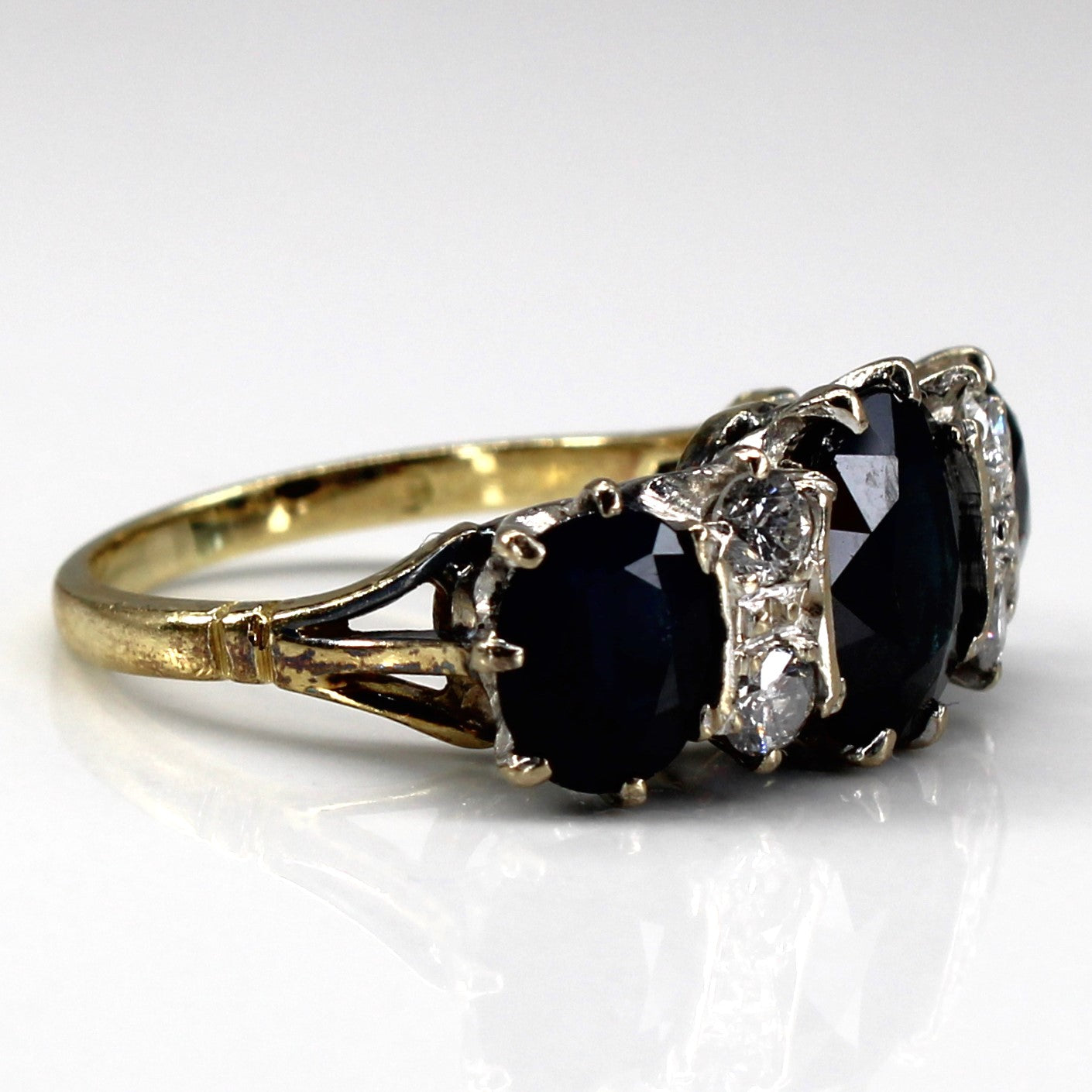 Bague cocktail en saphir et diamants, poinçonnée 1973 | 4,35 ct | 0,36 ct | Taille 7 |