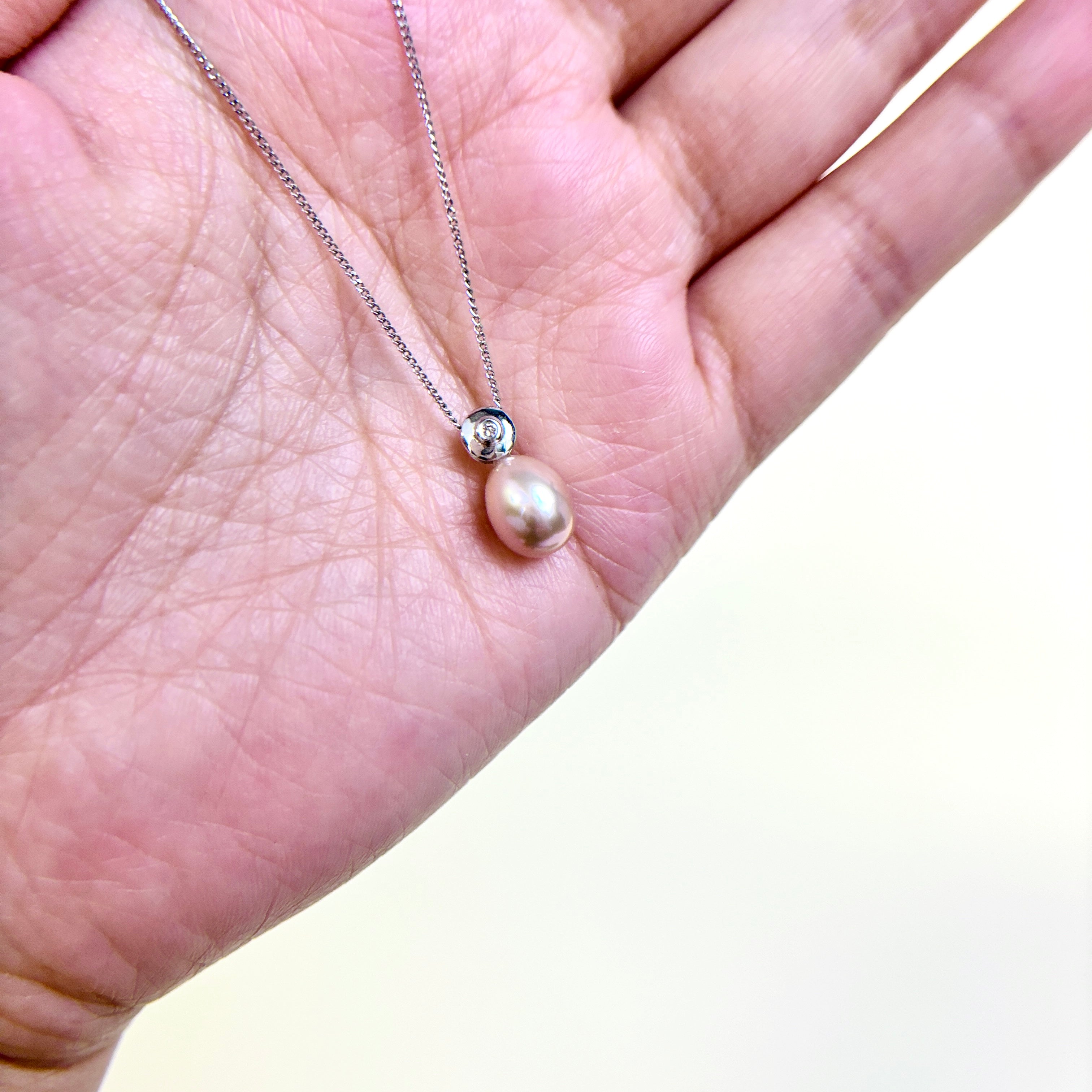 Collier en or blanc 18 carats, perle rose et diamants | 9,60 x 8,30 x 8,00 mm, 0,01 ct | 40,6 cm 
