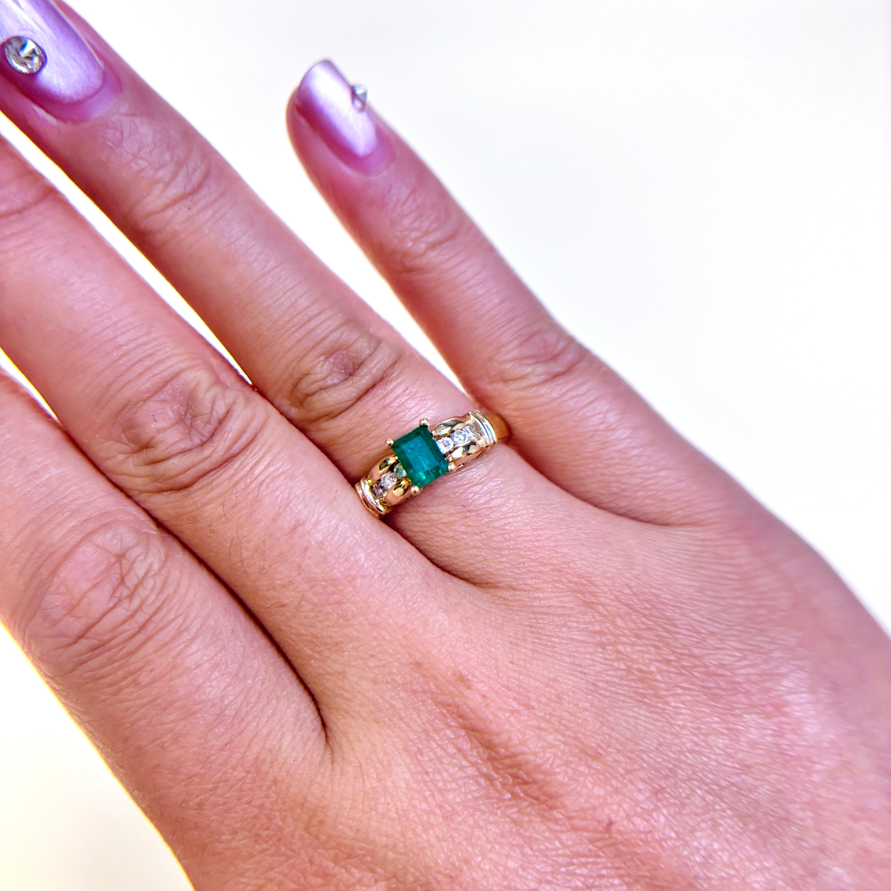 Bague en or jaune 14 carats sertie d'émeraudes et de diamants | 0,60 ct, 0,20 ct au total | Taille 7,5 