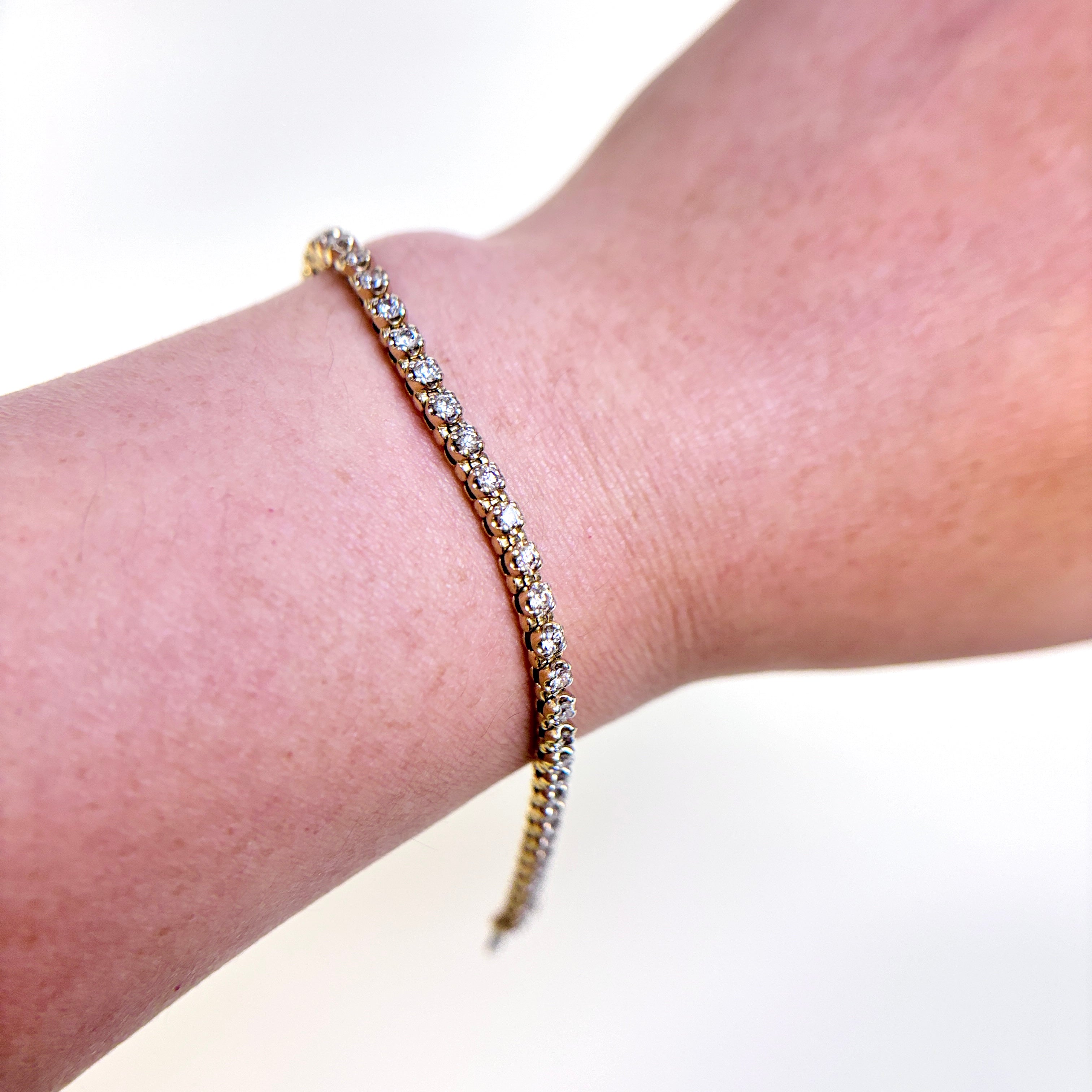 Bracelet tennis en or jaune 10 carats et diamants | 2,08 ct au total | 18,4 cm 