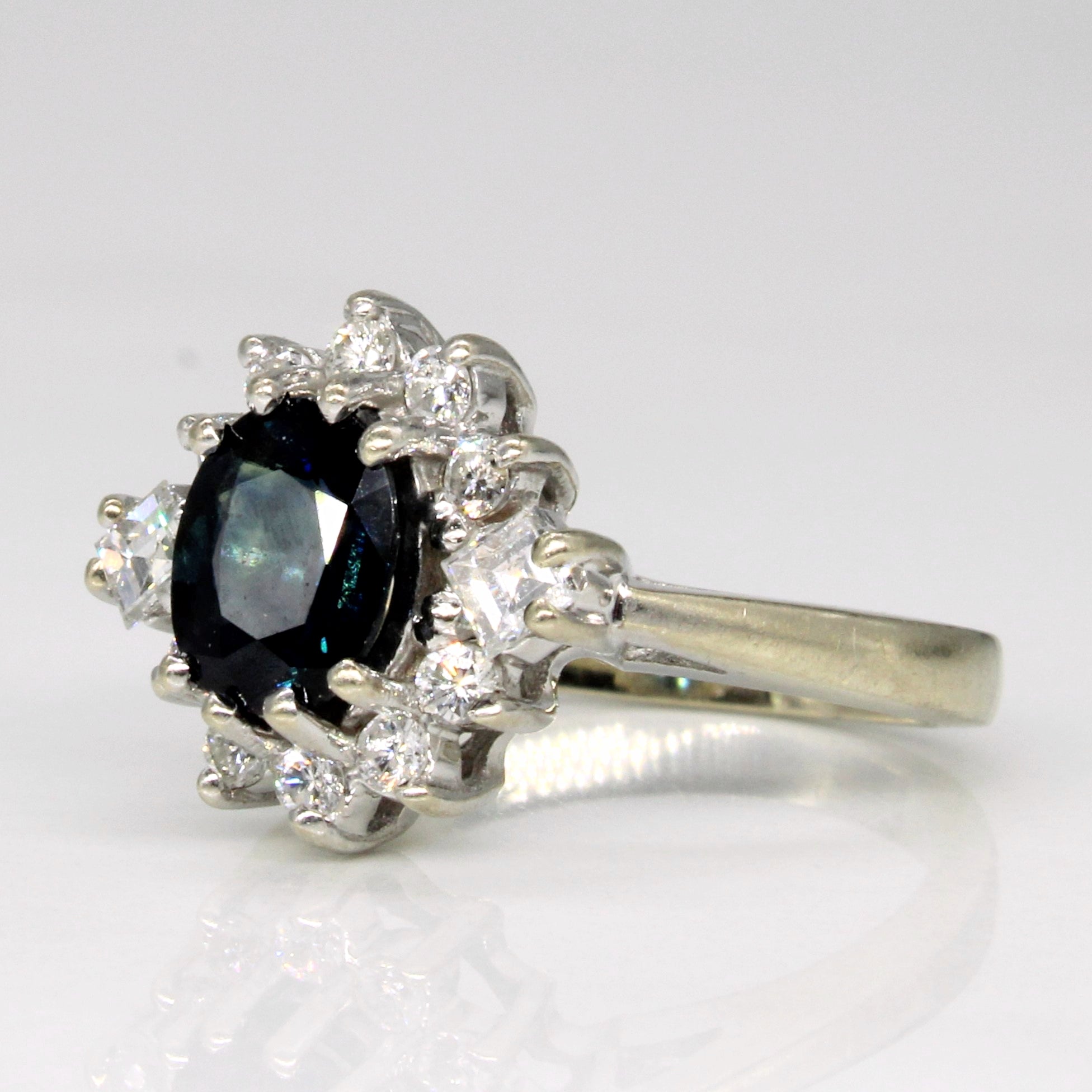 Bague halo saphir et diamants | 0,90 ct, 0,25 ct au total | Taille 2,75 | 