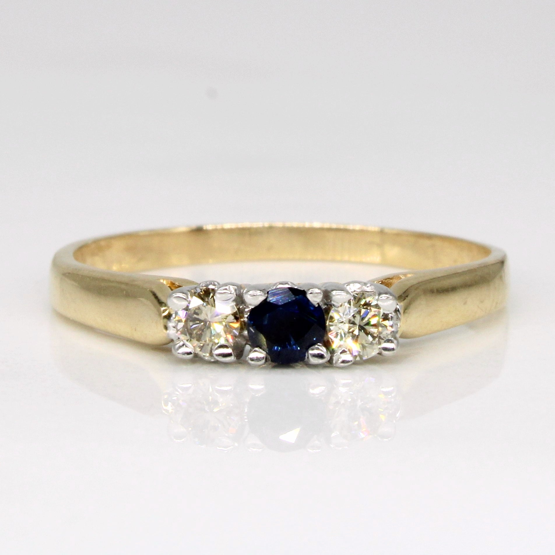Bague en diamant et saphir | 0,16 ct au total, 0,11 ct | Taille 7,25 | 