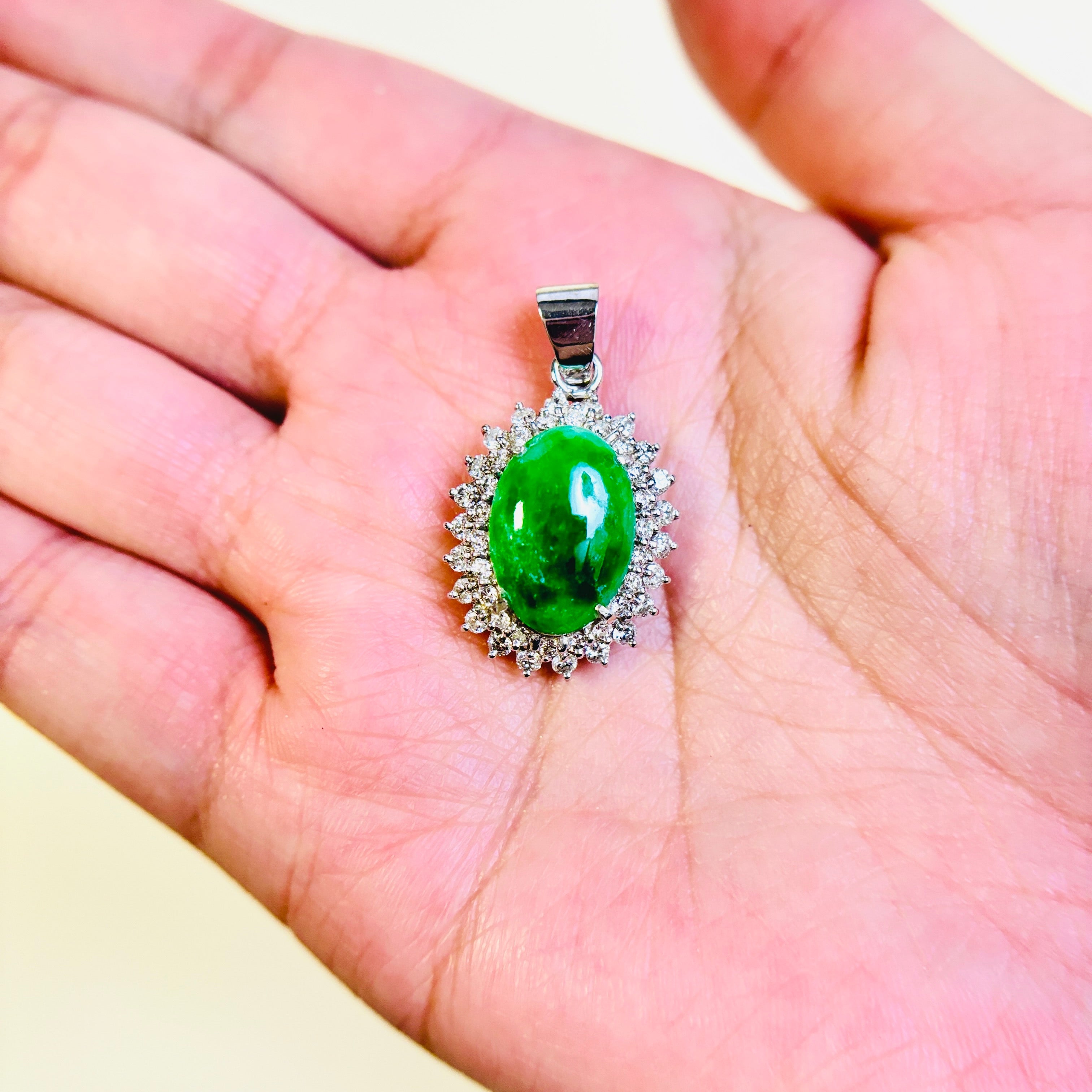 Pendentif en or blanc 14 carats, jade et diamants | 15,70 x 11,00 x 3,00 mm, 1,00 ct au total | 