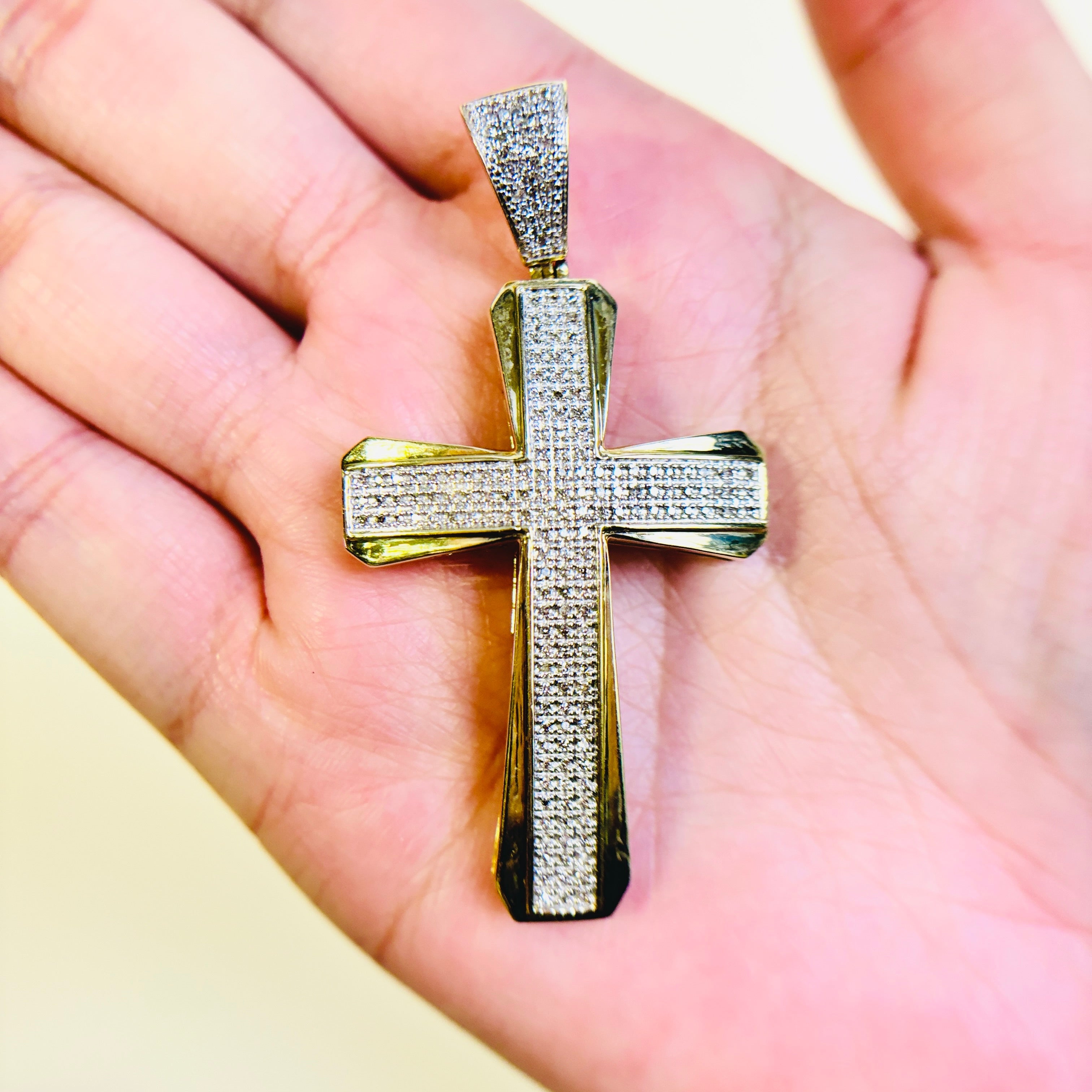 Pendentif croix en or bicolore 10 carats et diamants | 0,32 ct au total | 