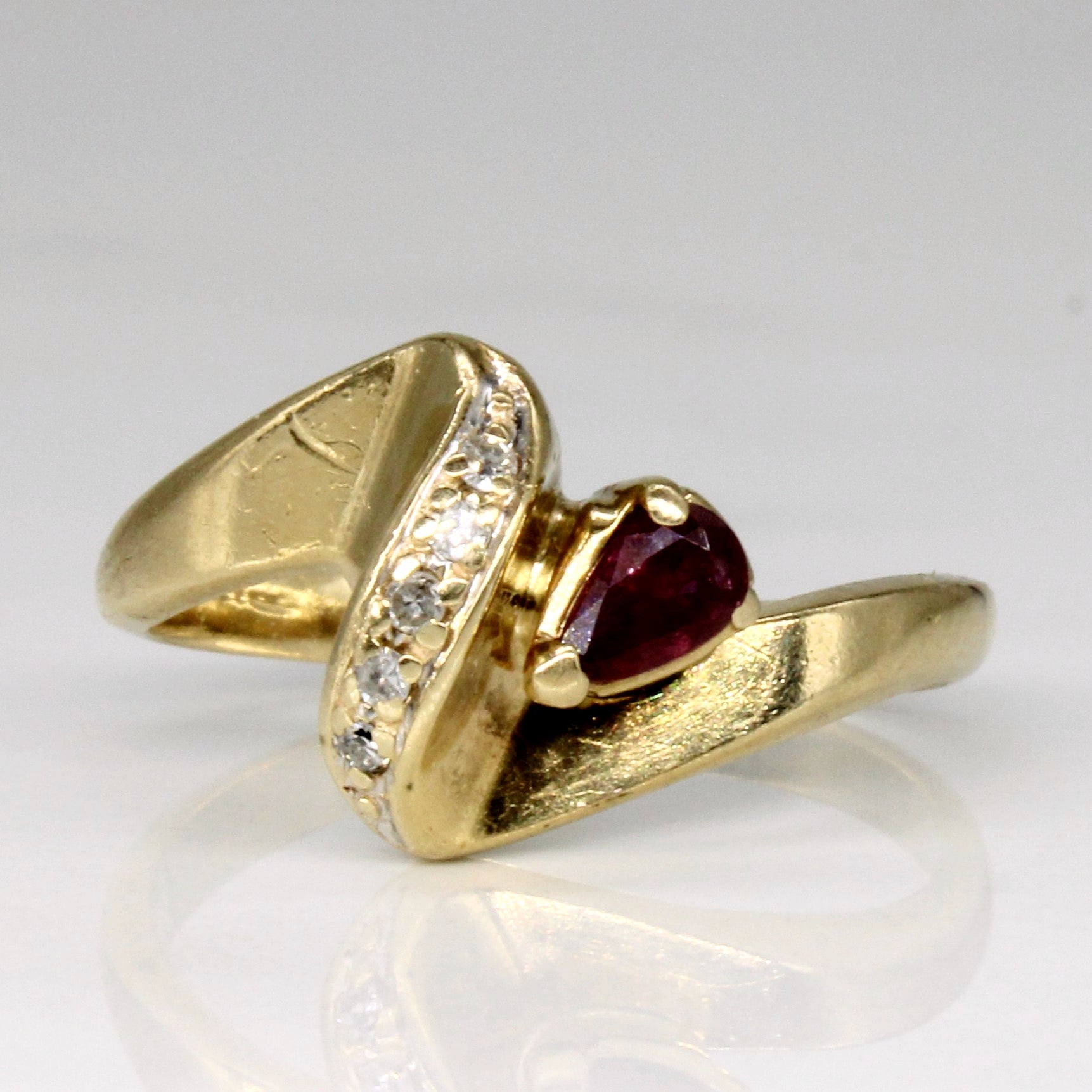 Bague cascade rubis et diamants | 0,18 ct, 0,03 ct au total | Taille 5,5 | 