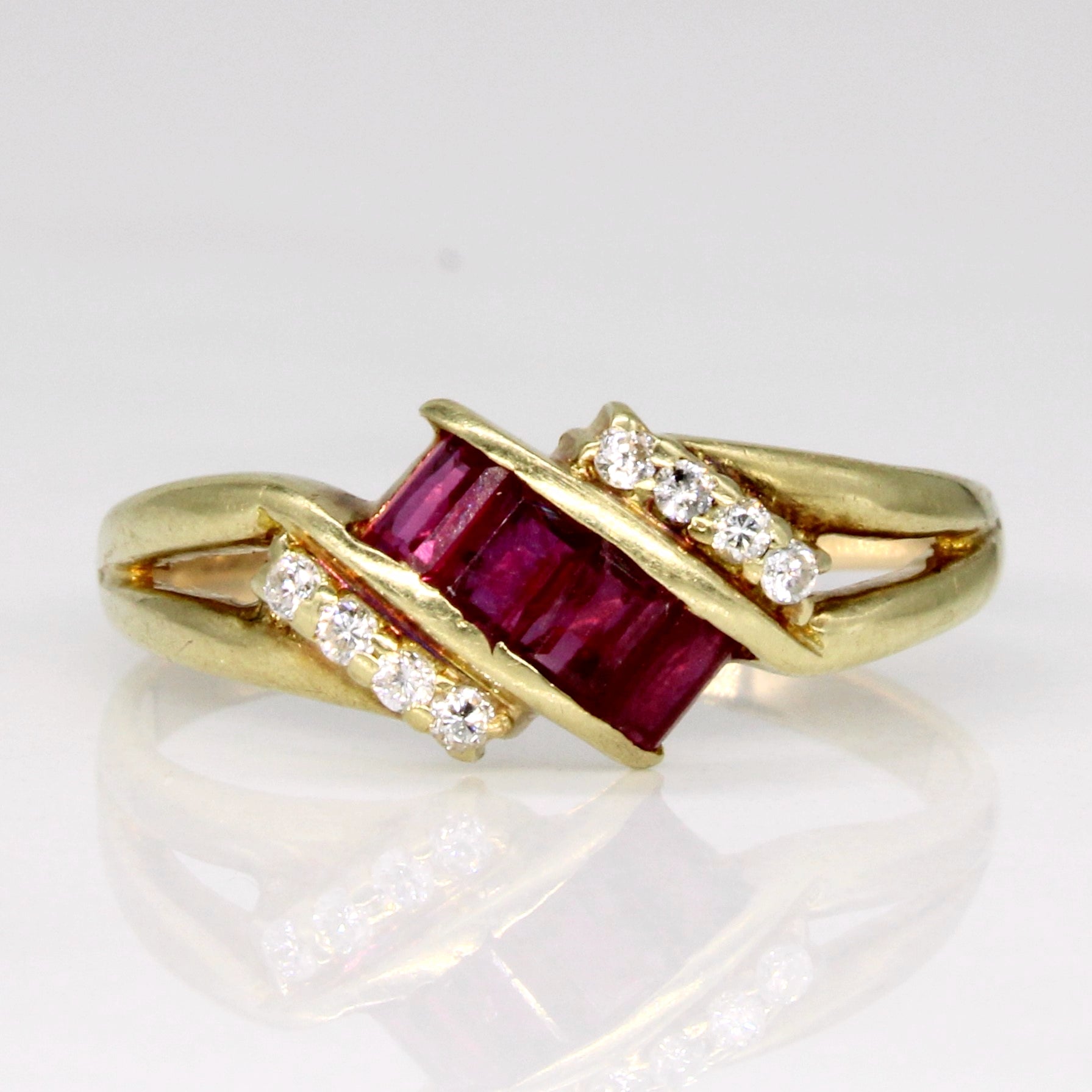 Bague cascade rubis et diamants | 0,32 ct, 0,06 ct | Taille 7,25 |