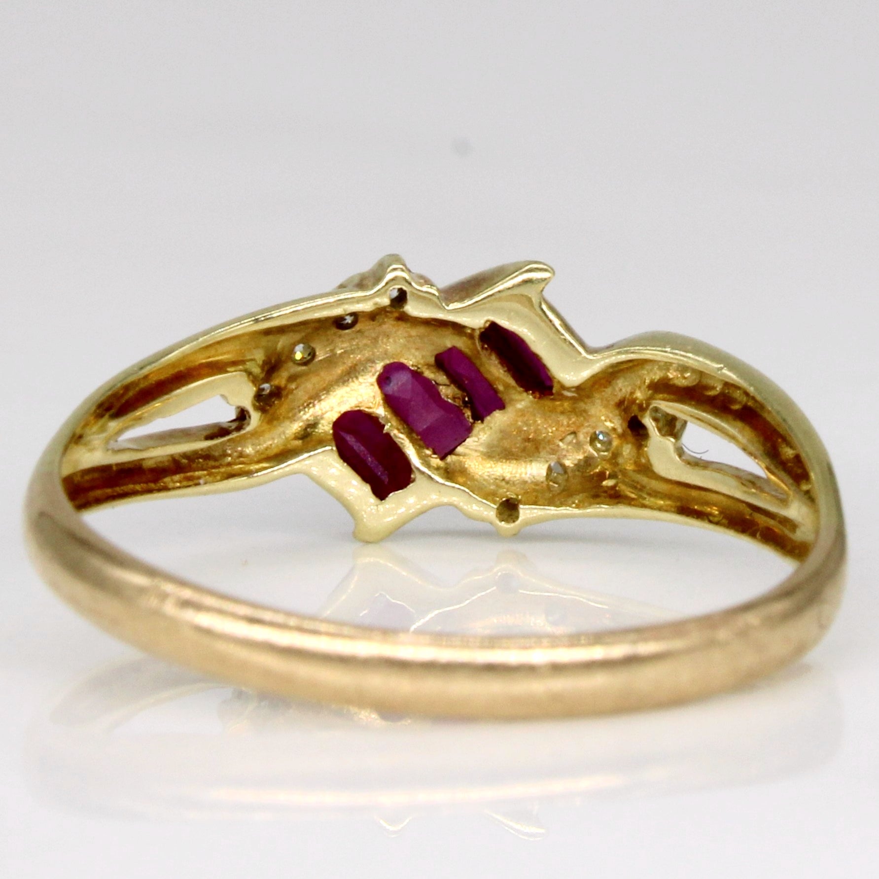 Bague cascade rubis et diamants | 0,32 ct, 0,06 ct | Taille 7,25 |