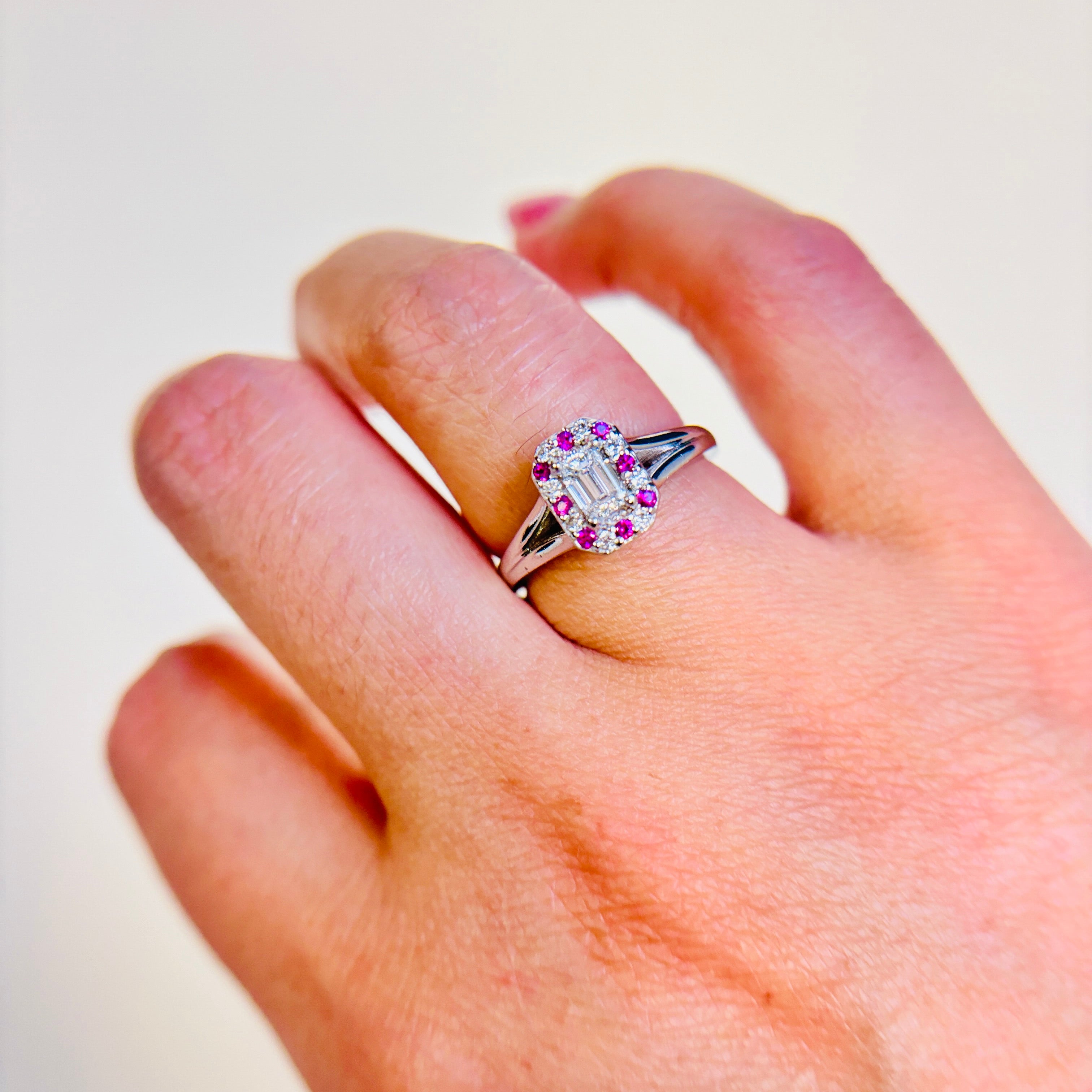 Bague de fiançailles en or blanc 14 carats avec halo de diamants et rubis | 0,08 ct, 0,45 ct | Taille 6,5 
