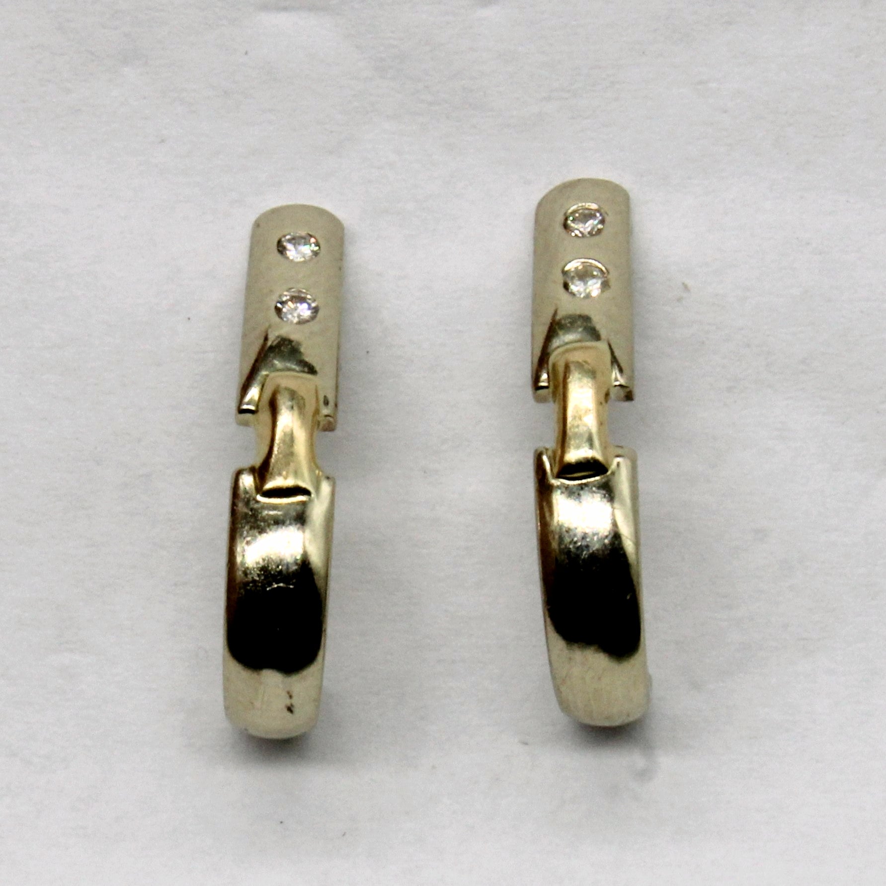 Boucles d'oreilles demi-créoles en or 14 carats serties de diamants | 0,06 ct au total | 