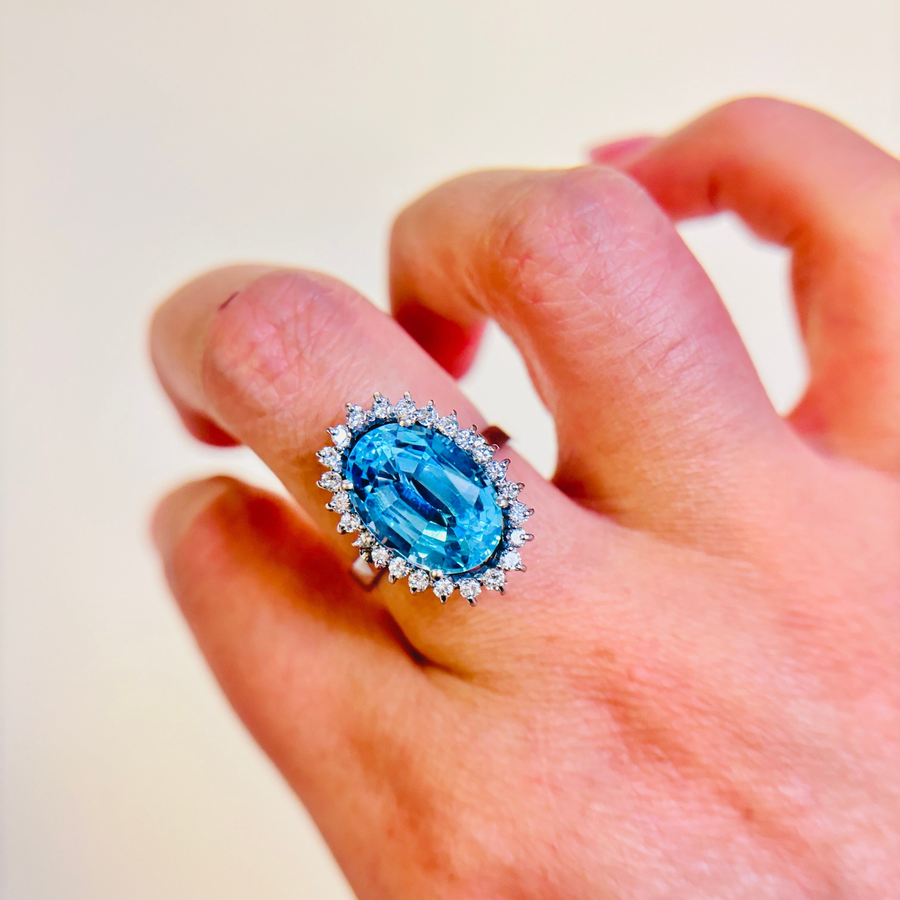 Bague en or blanc 18 carats, topaze et diamants | 6,87 ct, 0,48 ct au total | Taille 8,5 