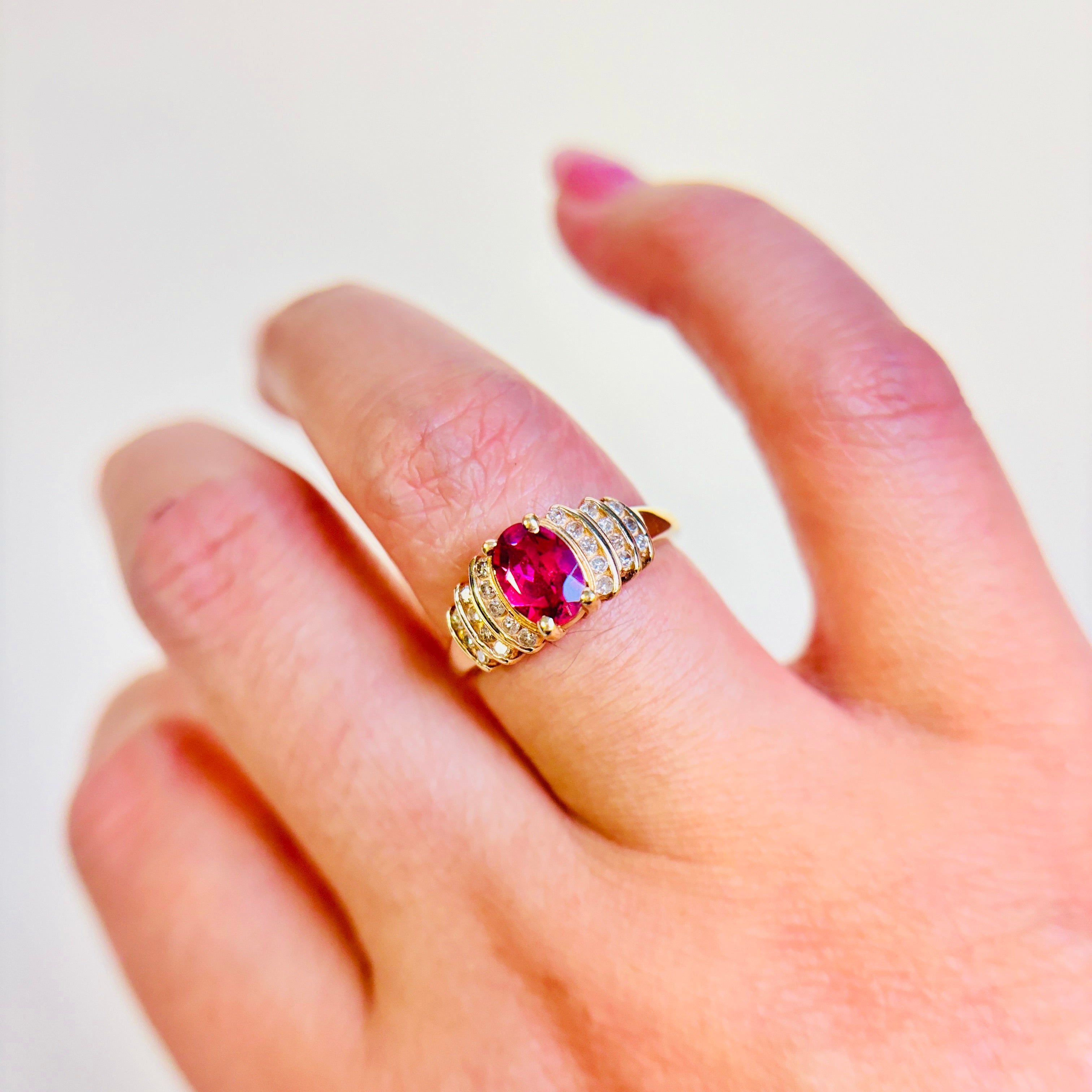 Bague en or jaune 14 carats, tourmaline rose et diamants | 0,60 ct, 0,19 ct au total | Taille 6,75 