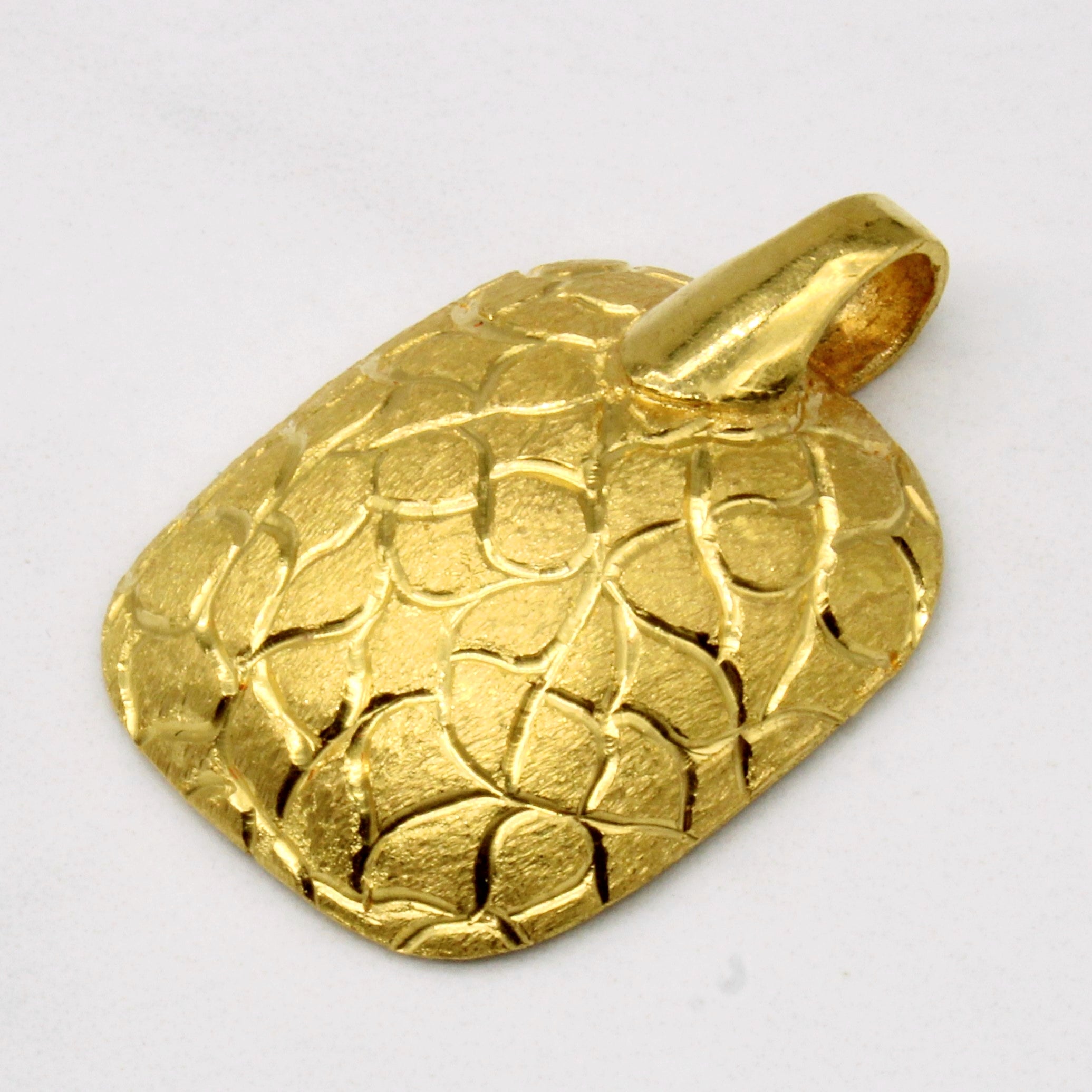 24k Yellow Gold Shell Pattern Pendant