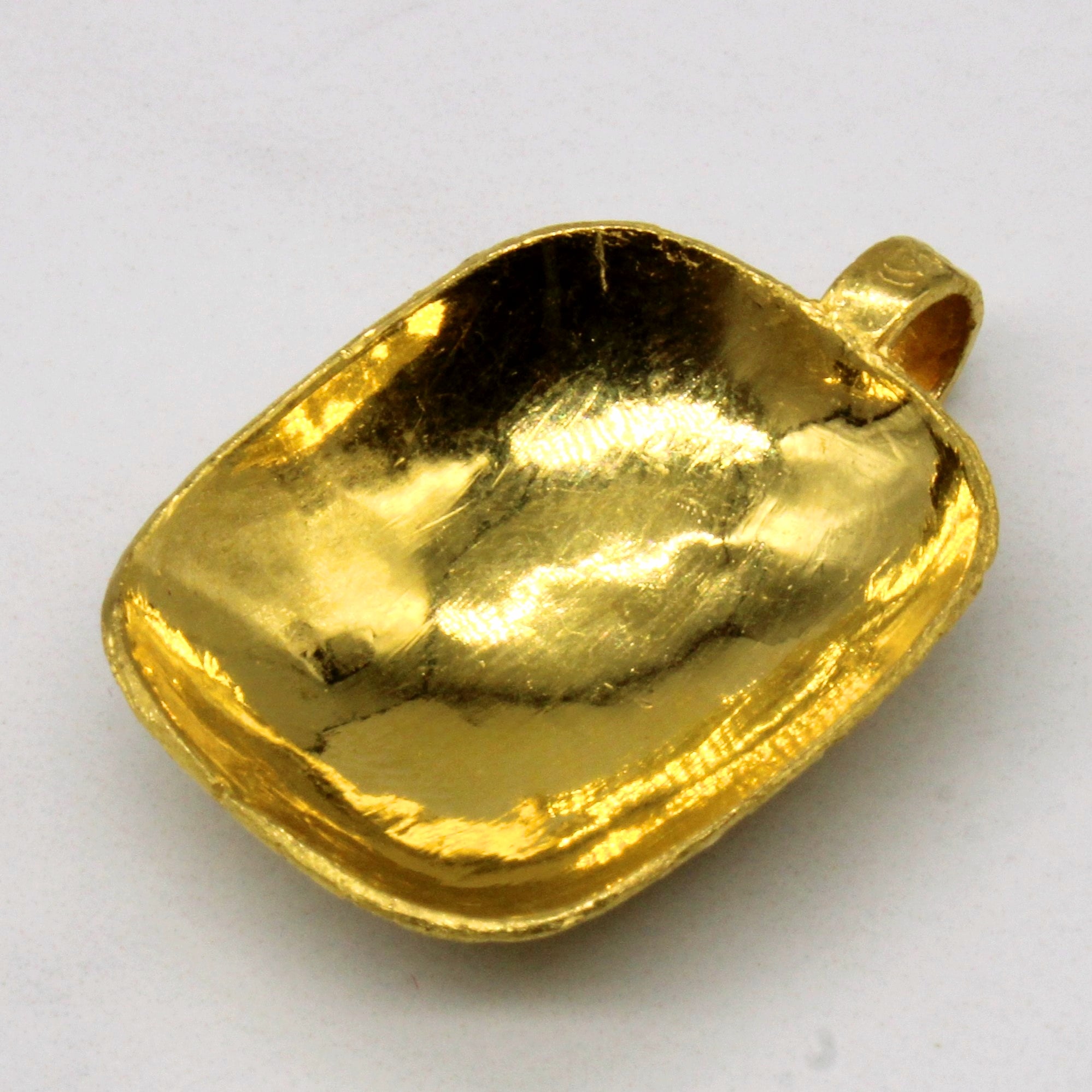 24k Yellow Gold Shell Pattern Pendant