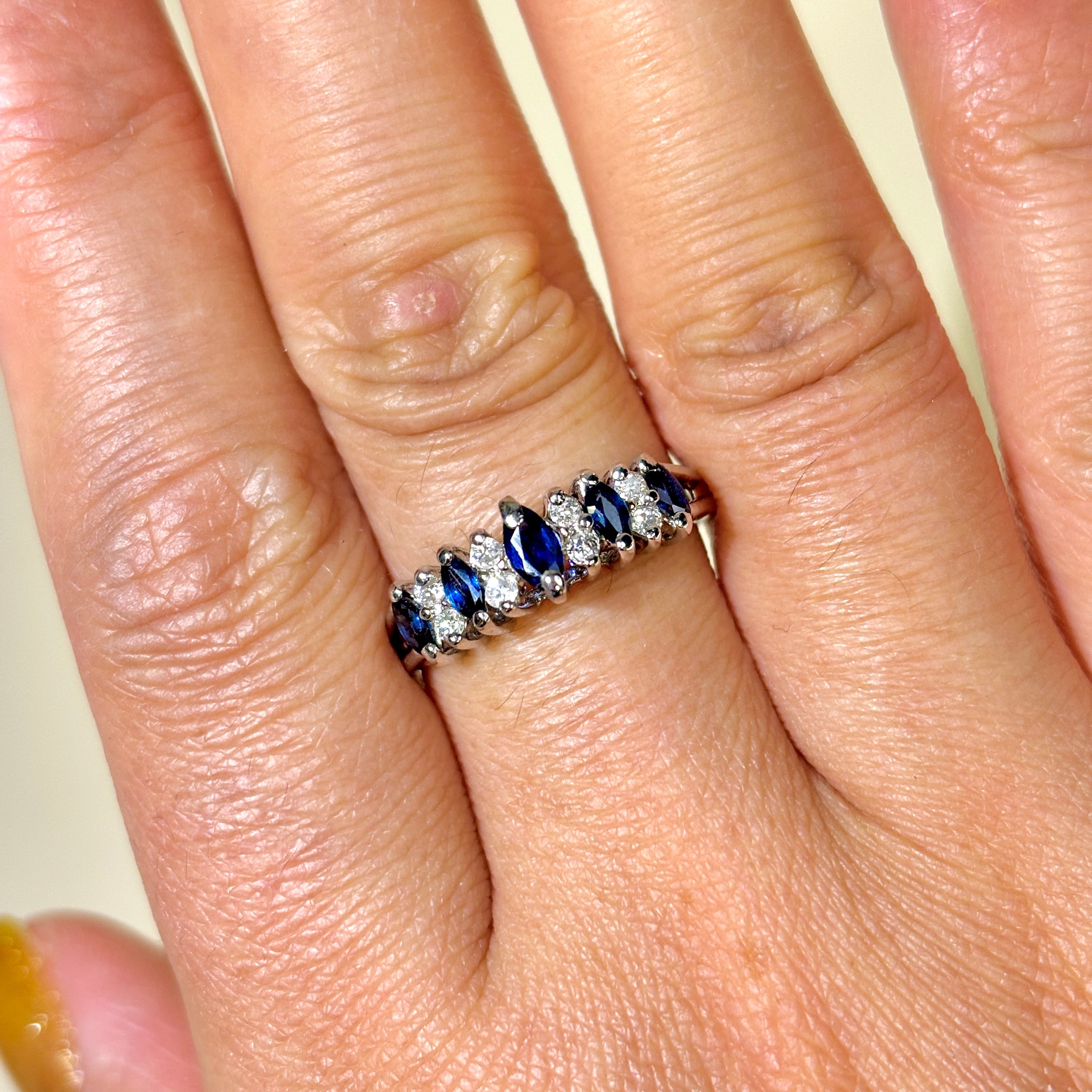 Bague en platine, saphir et diamants | 0,57 ct (poids total), 0,15 ct (poids total) | Taille 9 